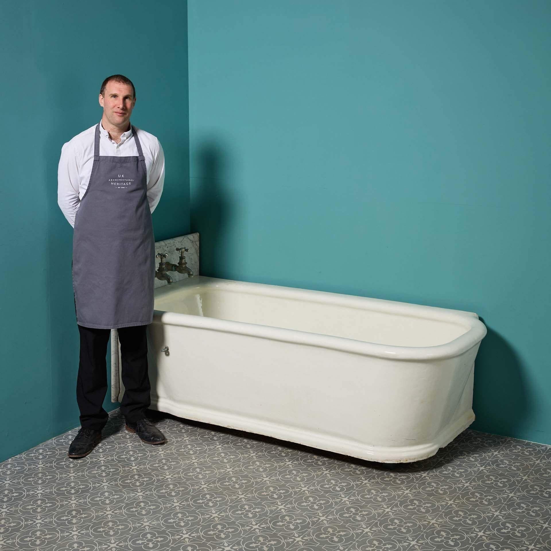 Vasca da bagno in gres bianco smaltato di epoca edoardiana, con retro del bagno in marmo di Carrara, realizzata da Royal Doulton, intorno al 1910. Grazie al suo design, questa grande vasca da bagno è ideale per essere collocata in un angolo del