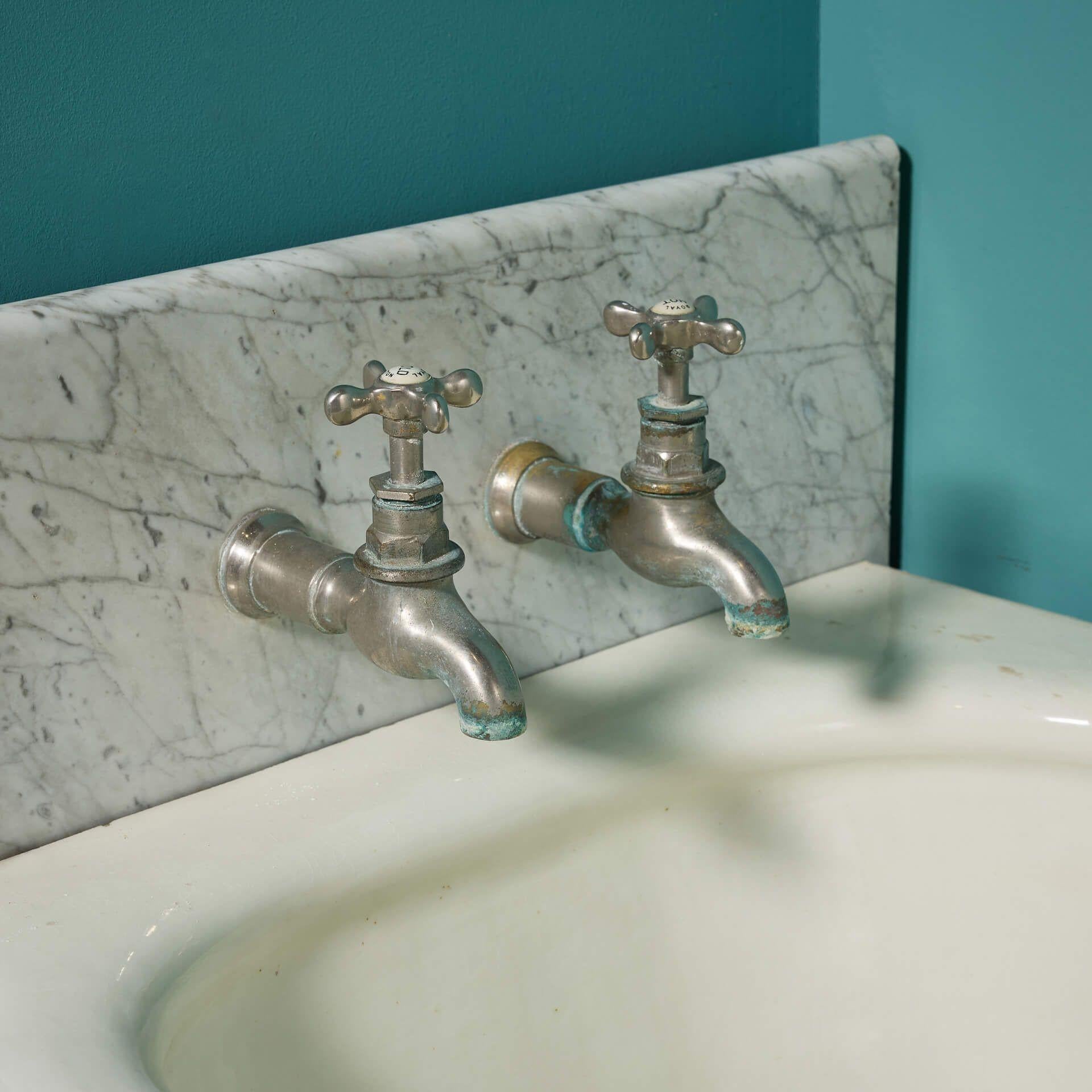 Inglese Vasca da bagno angolare Edwardian in marmo di Carrara e gres smaltato di Royal Doulton in vendita