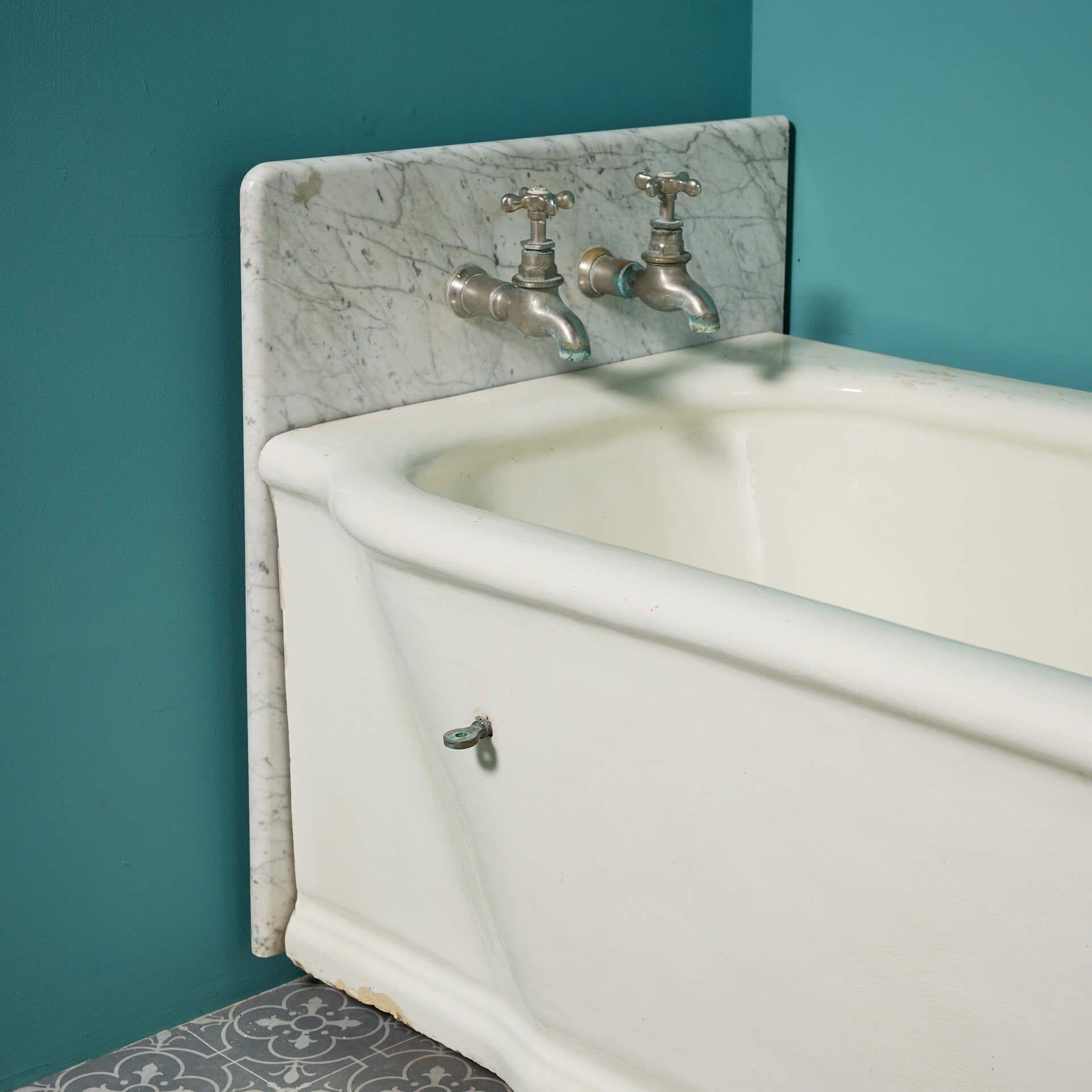 Vasca da bagno angolare Edwardian in marmo di Carrara e gres smaltato di Royal Doulton in vendita 1