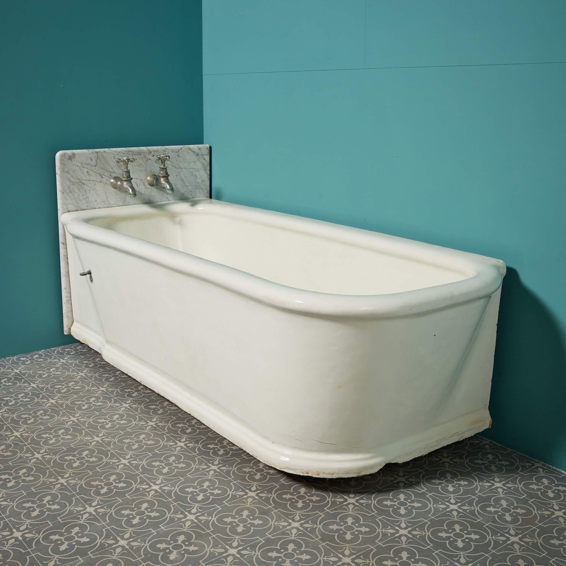 Vasca da bagno angolare Edwardian in marmo di Carrara e gres smaltato di Royal Doulton in vendita 2