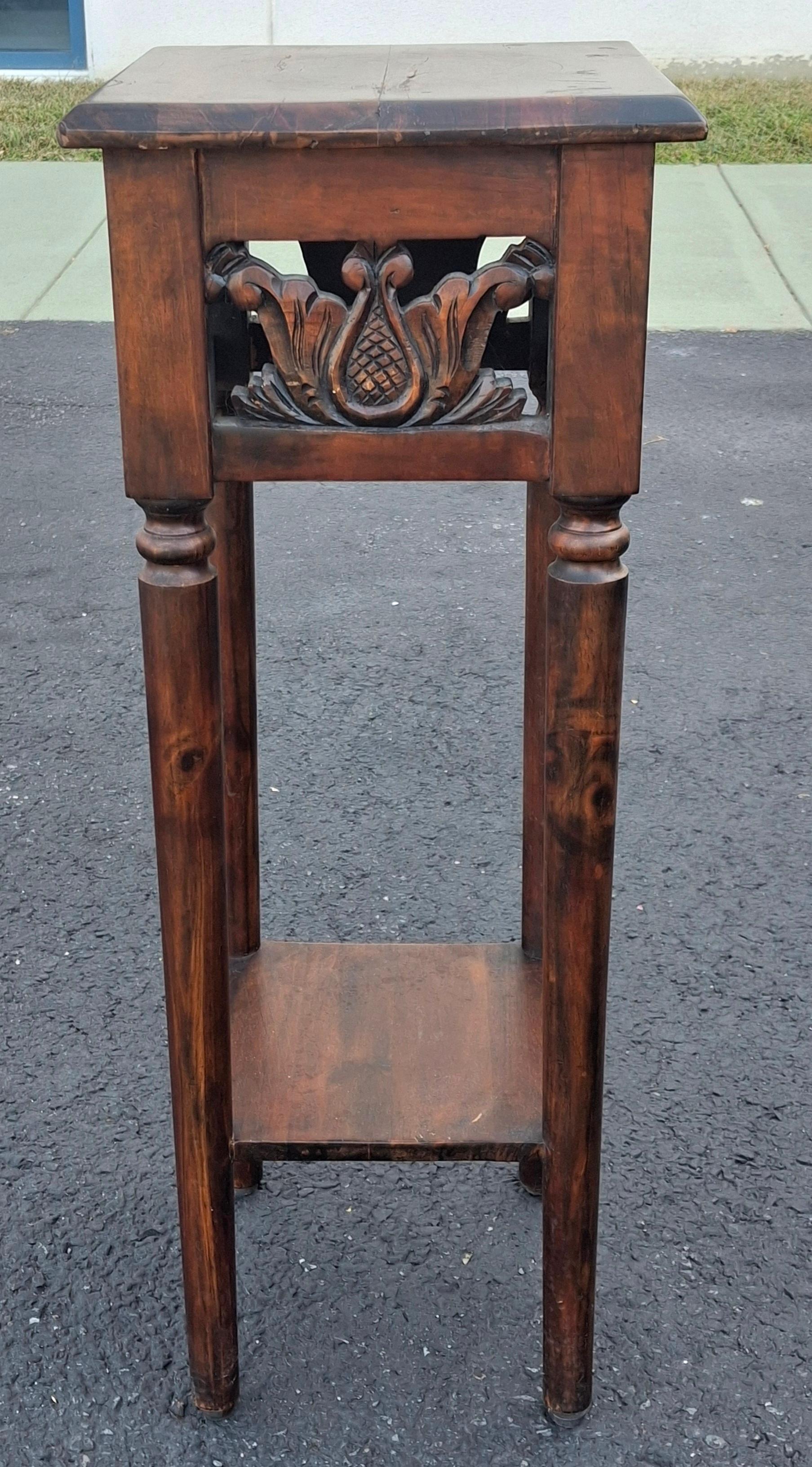 Edwardian geschnitzt und gebeizt Kiefer Seite Tablenpr Pedestal. 
 Maße: 12