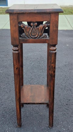 Table d'appoint édouardienne en pin sculpté et teinté Piédestal