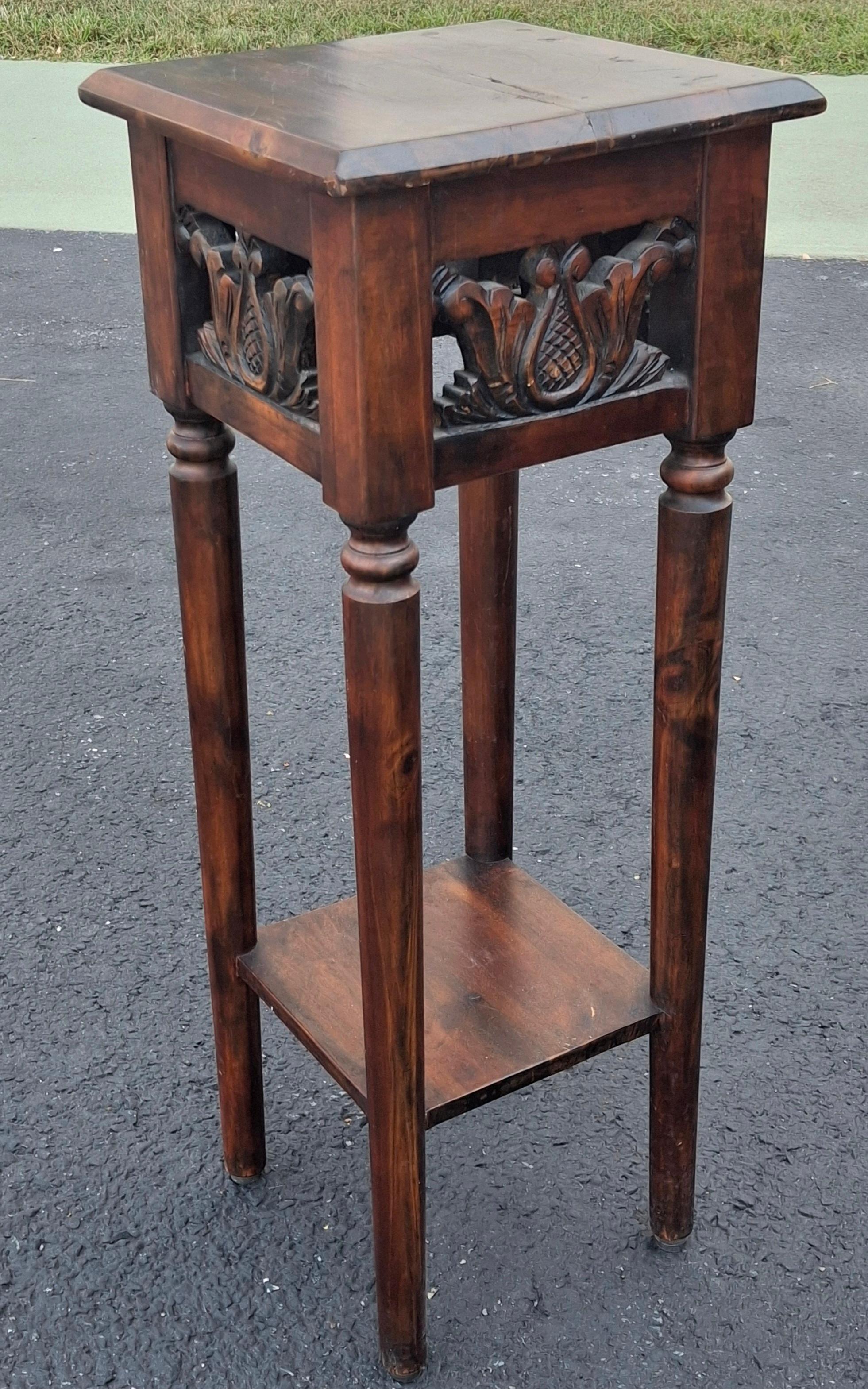 Edwardianischer Beistelltisch aus geschnitztem und gebeiztem Kiefernholz  Sockel (amerikanisch) im Angebot