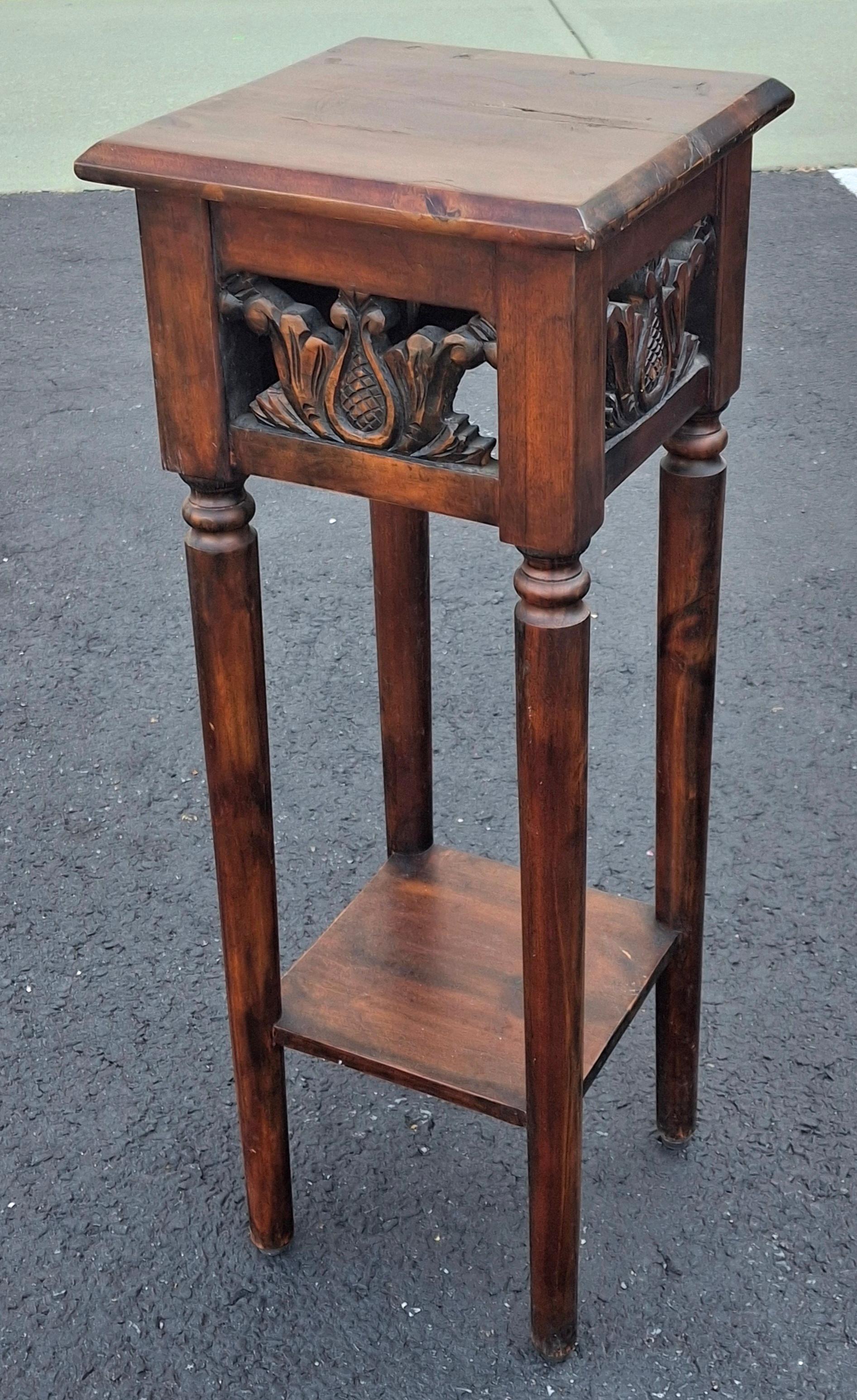 Edwardianischer Beistelltisch aus geschnitztem und gebeiztem Kiefernholz  Sockel im Zustand „Gut“ im Angebot in Germantown, MD