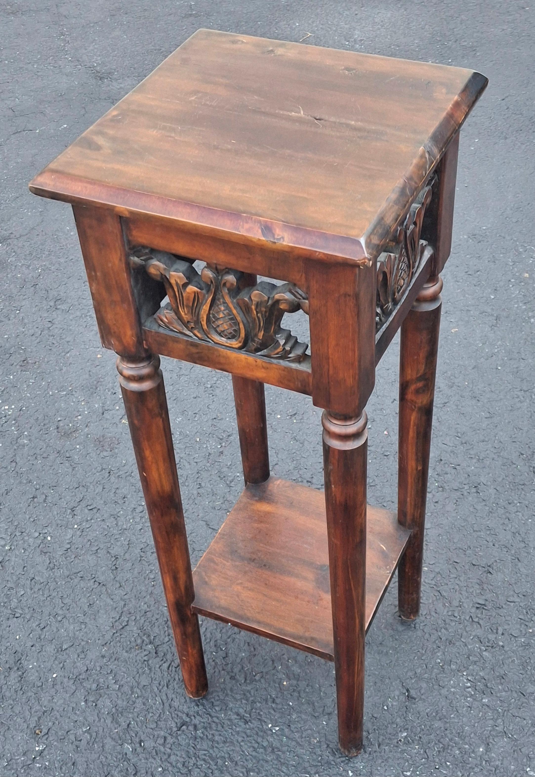 Edwardianischer Beistelltisch aus geschnitztem und gebeiztem Kiefernholz  Sockel (20. Jahrhundert) im Angebot