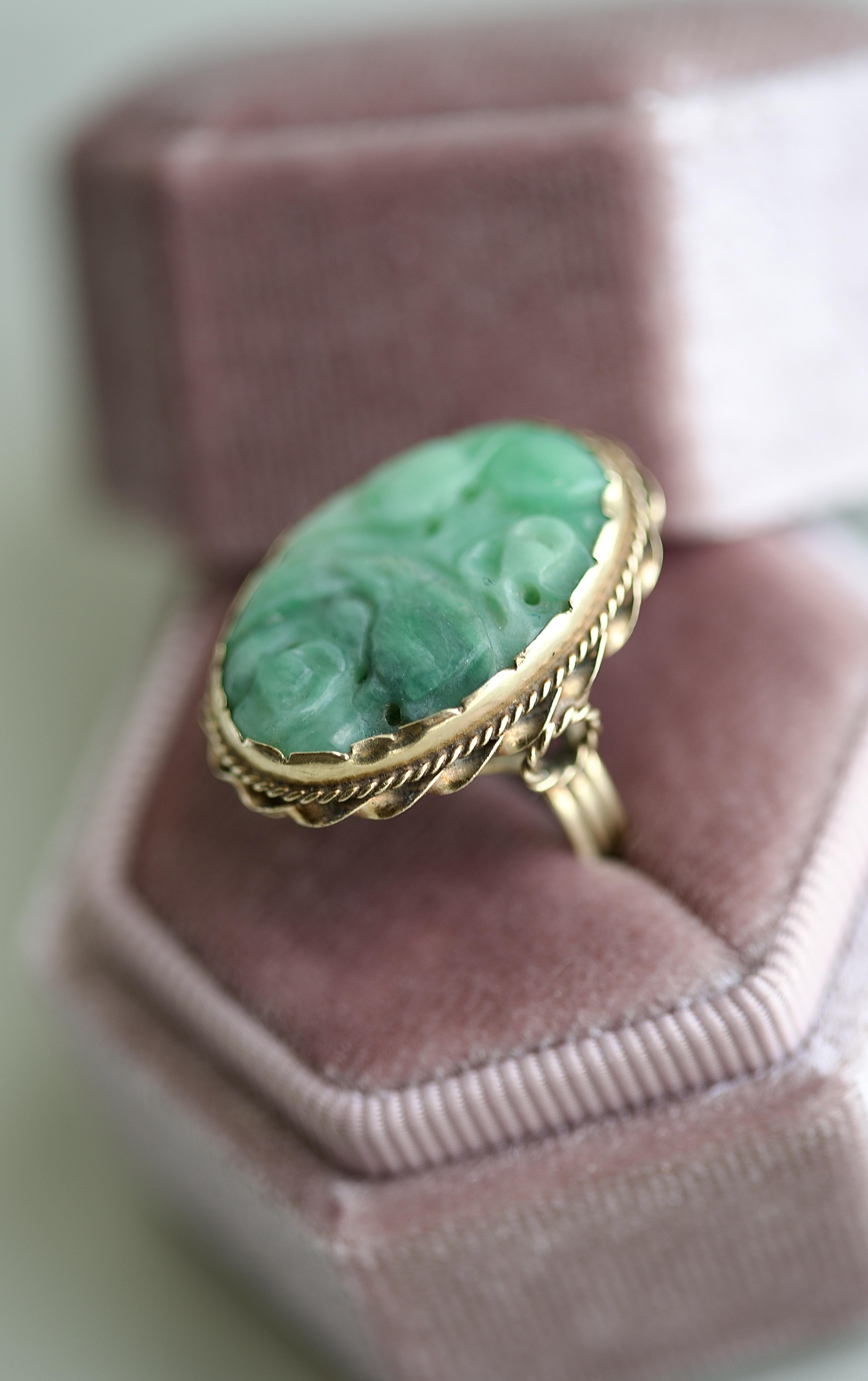 Edwardianischer Ring aus geschnitzter Jade Gold im Zustand „Hervorragend“ im Angebot in Beverly Hills, CA