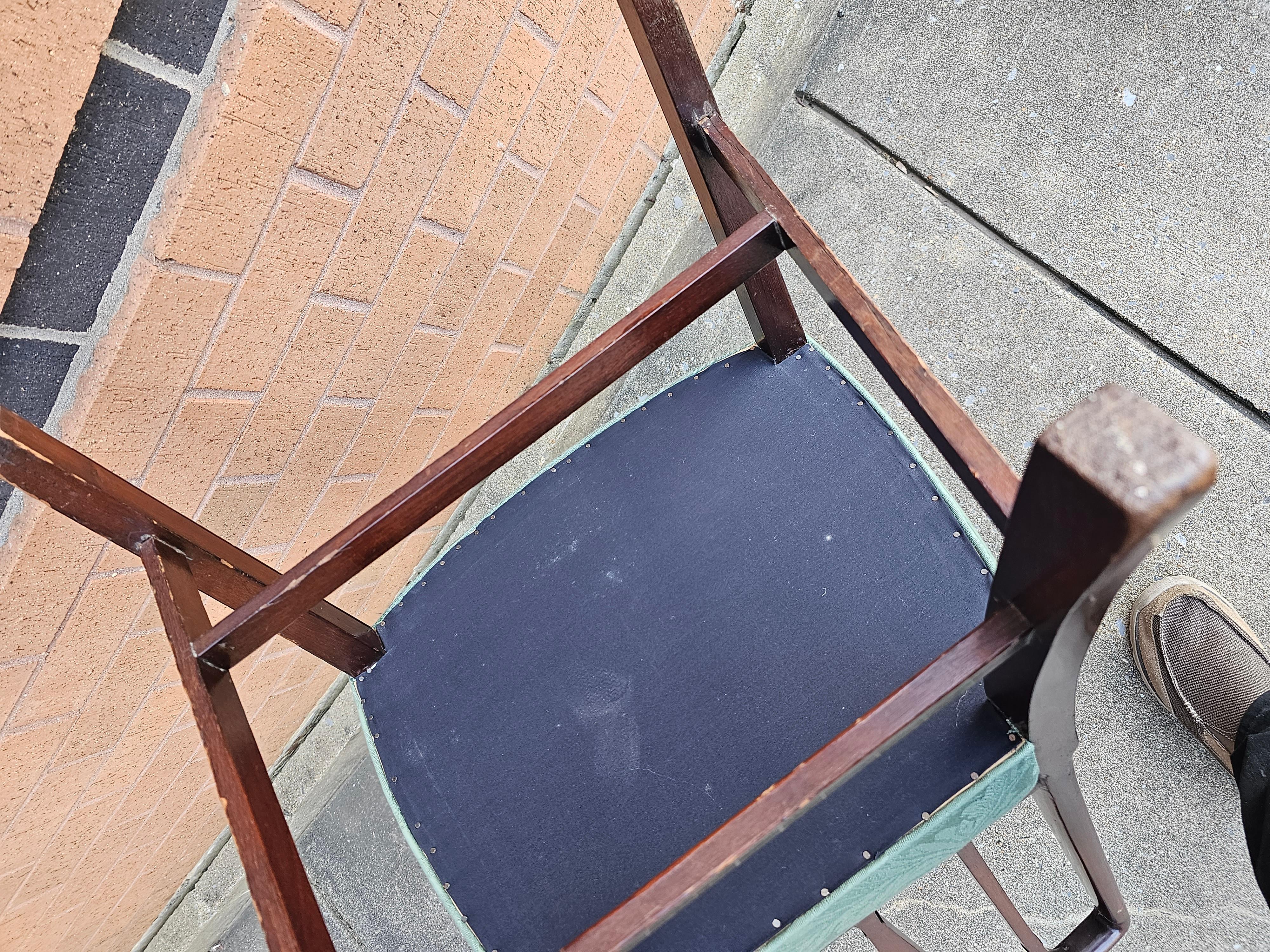 Edwardianischer Beistellstuhl und Fußhocker aus geschnitztem Mahagoni und gepolstertem Sitz im Angebot 5