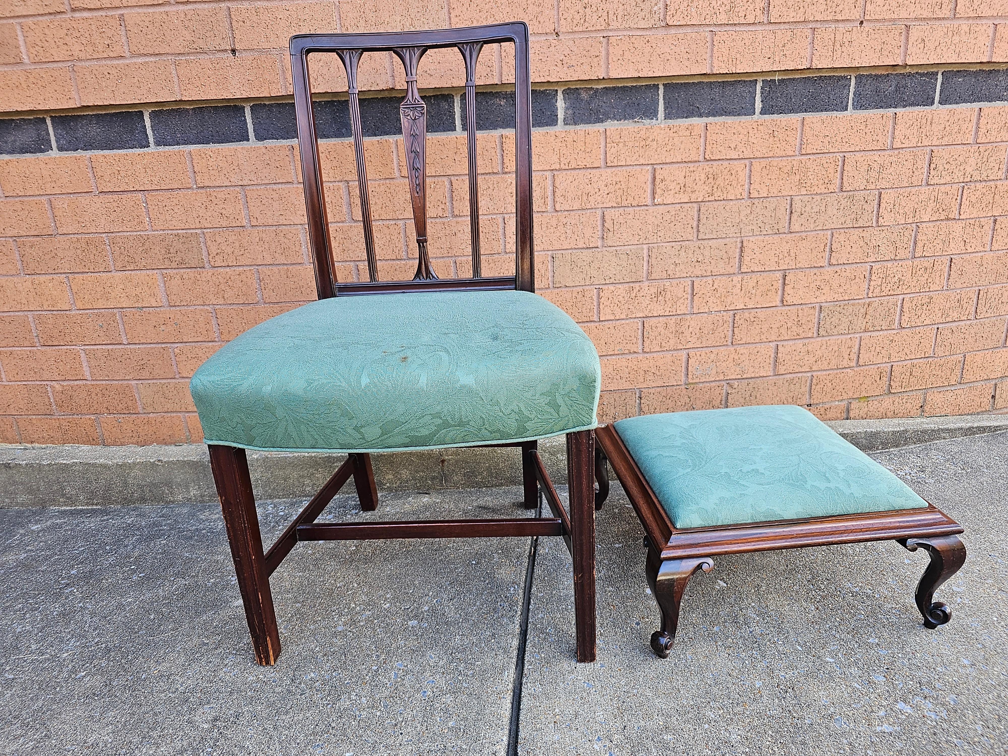 Ein Edwardian geschnitzt Mahagoni und gepolsterten Sitz Side Chair mit Fuß Hocker. Stuhl meaures 20
