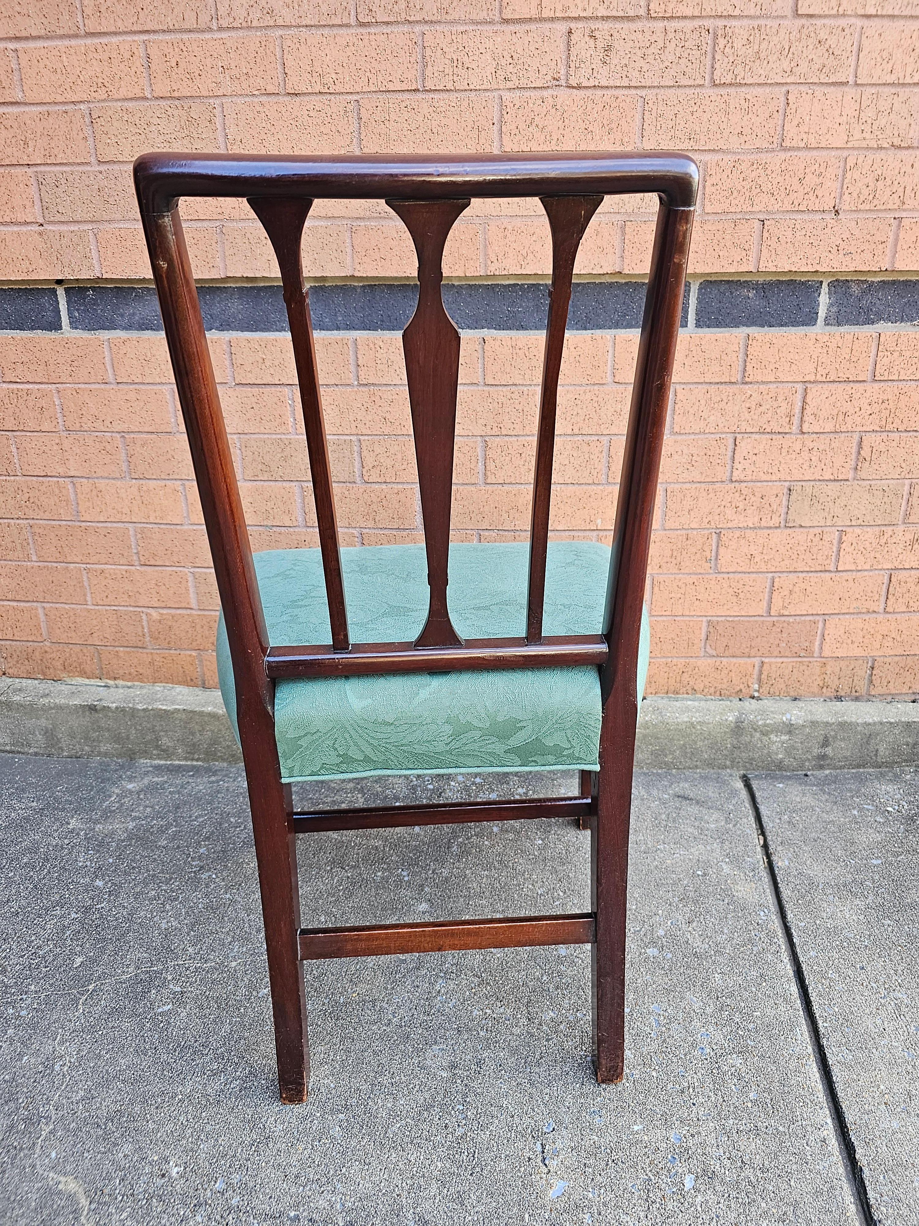 Edwardianischer Beistellstuhl und Fußhocker aus geschnitztem Mahagoni und gepolstertem Sitz (Geschnitzt) im Angebot