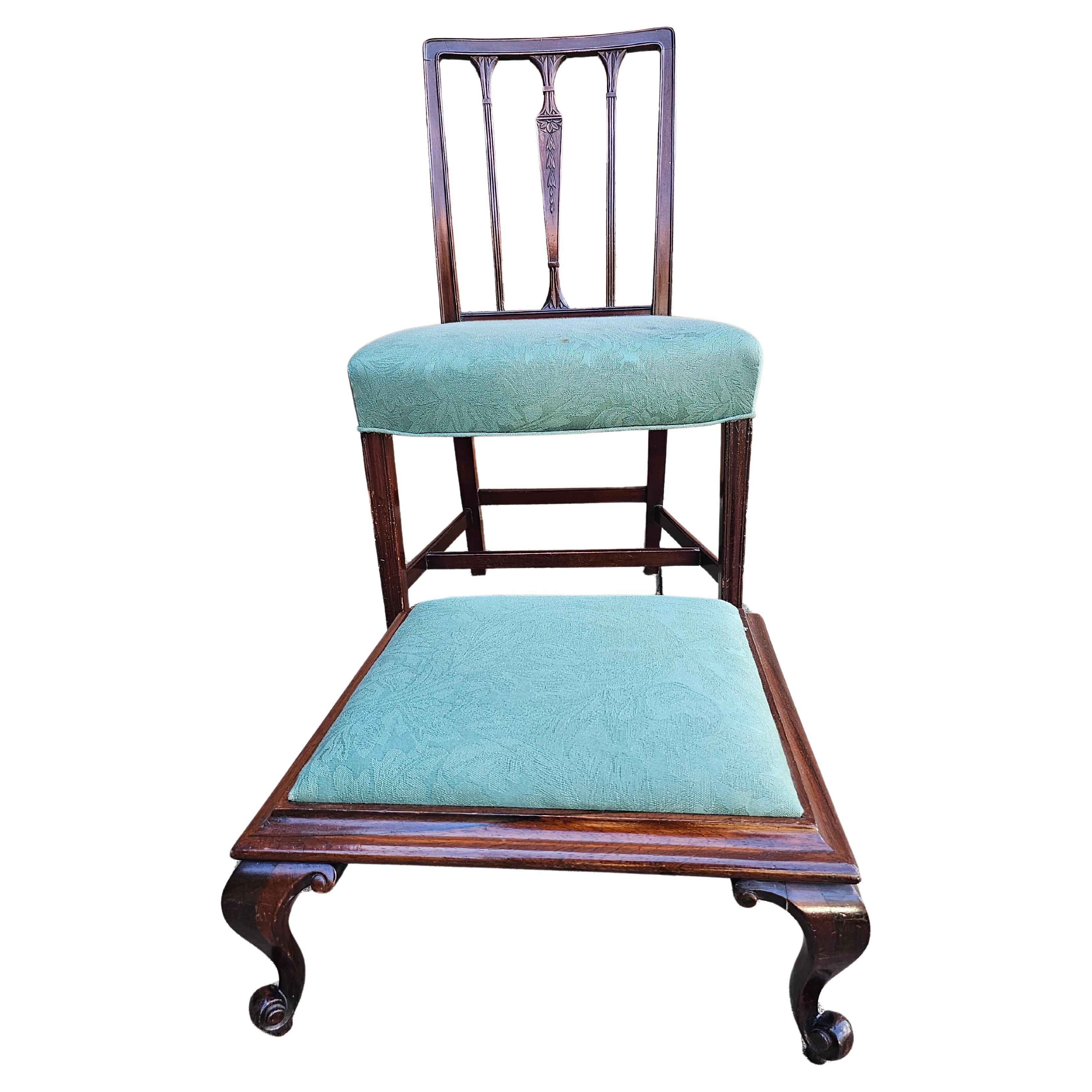 Edwardianischer Beistellstuhl und Fußhocker aus geschnitztem Mahagoni und gepolstertem Sitz im Angebot