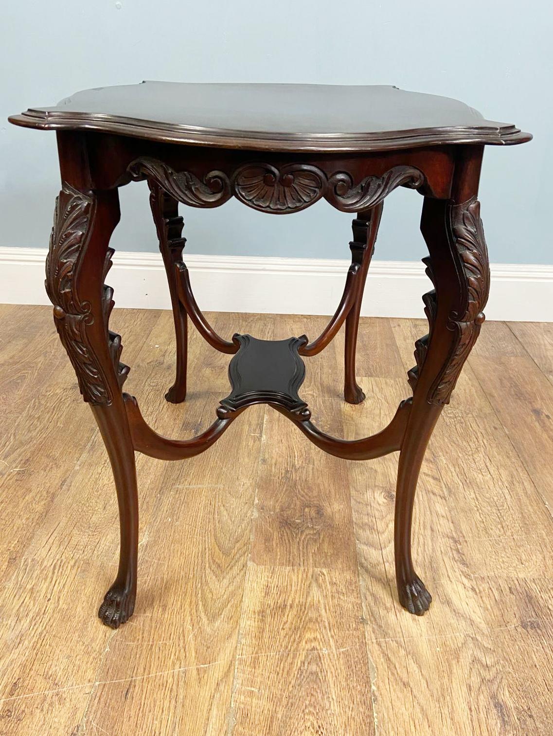 Sculpté Edwardian Carved Side Table 1910 en vente