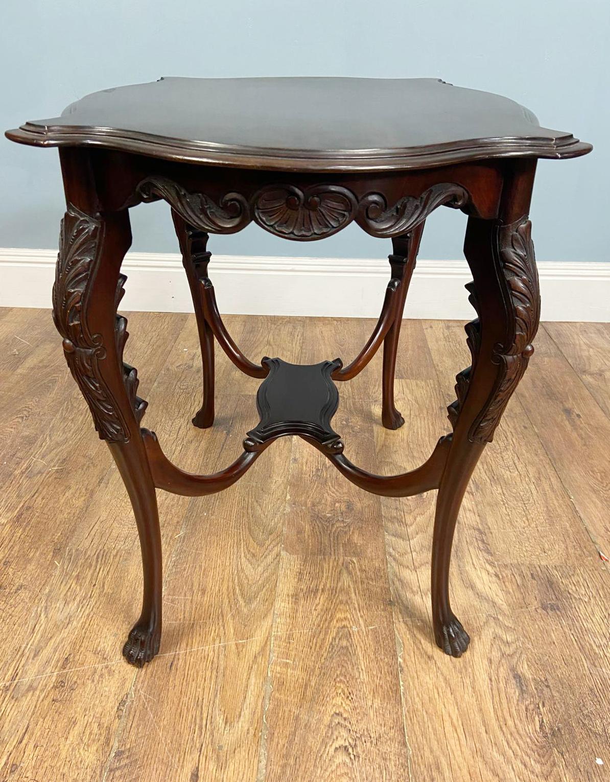 Acajou Edwardian Carved Side Table 1910 en vente