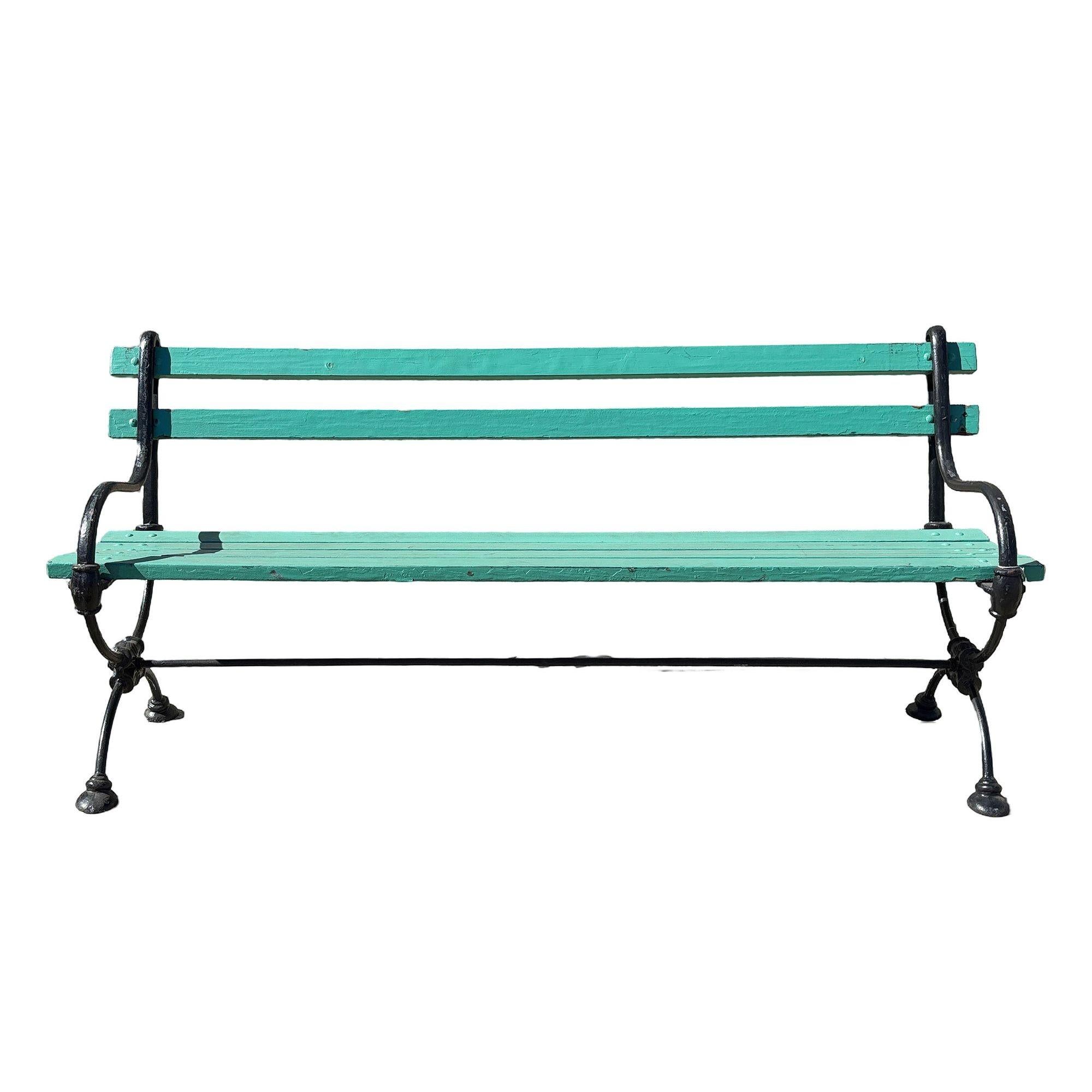 Paire de bancs de parc édouardiens en fonte et en bois peint en vert, avec pieds en X Excellent état - En vente à Van Nuys, CA