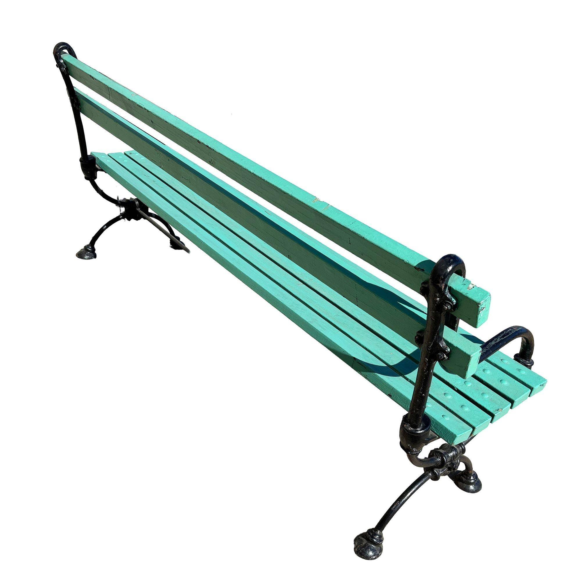 Début du 20ème siècle Paire de bancs de parc édouardiens en fonte et en bois peint en vert, avec pieds en X en vente
