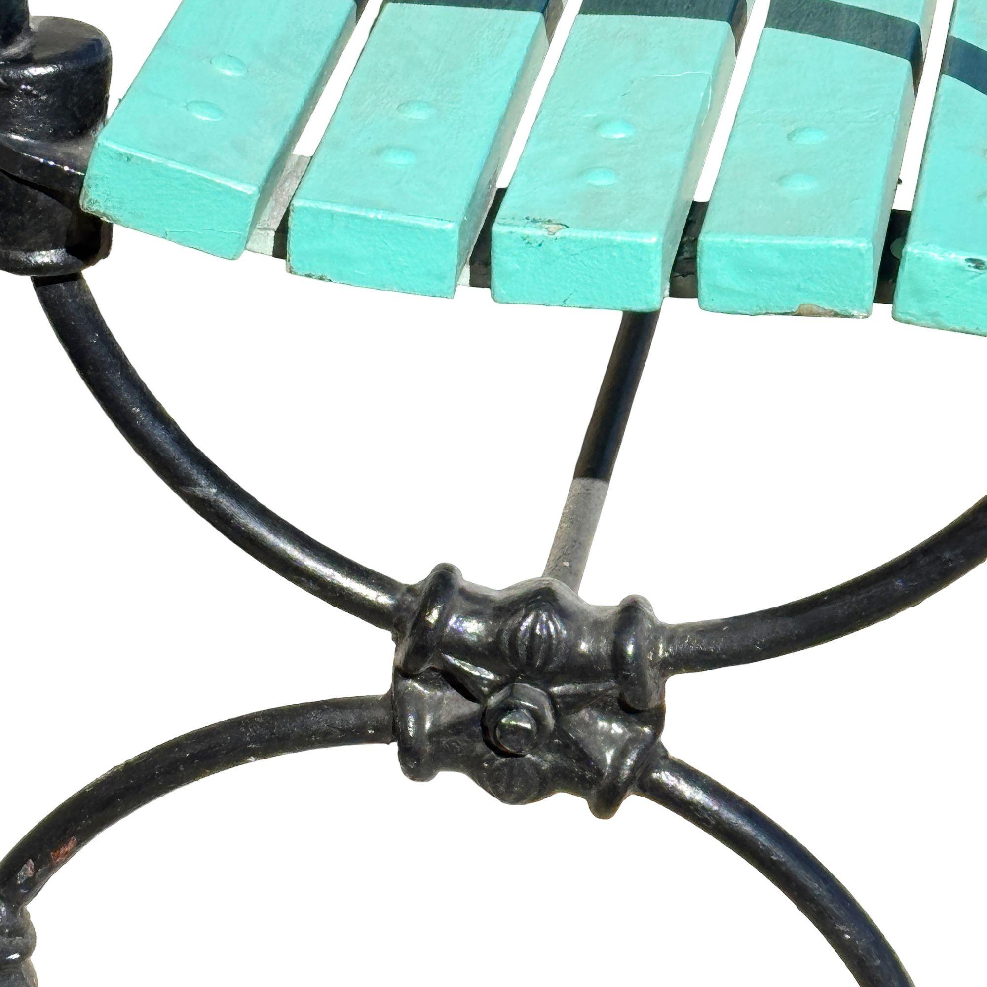 Fer Paire de bancs de parc édouardiens en fonte et en bois peint en vert, avec pieds en X en vente