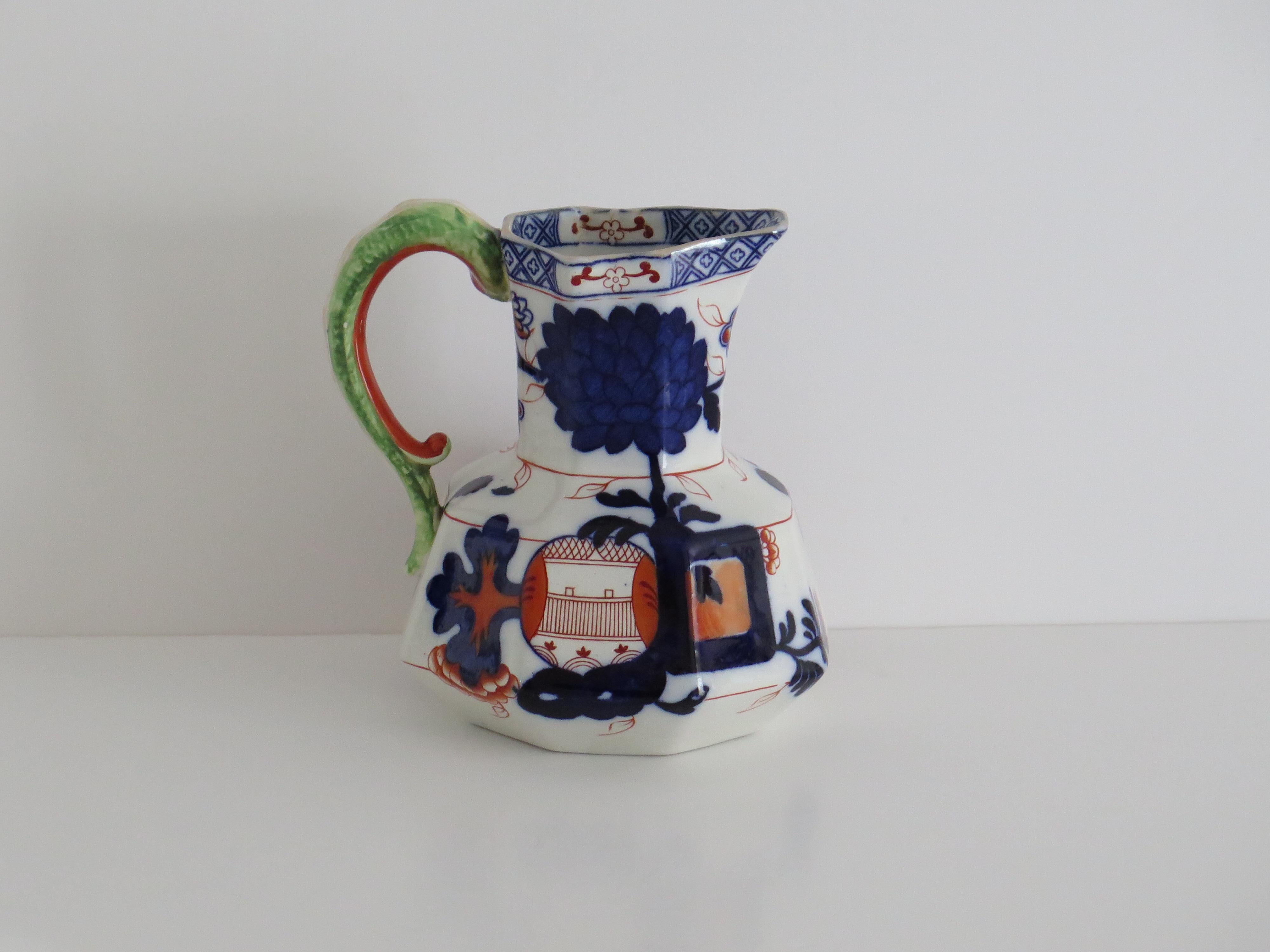 Dies ist eine sehr gute mittelgroße bis große Keramik Hydra Krug oder Pitcher von Doulton & Co von Nile Street, Burslem, Staffordshire, England, die wir auf die Edwardian Periode, CIRCA 1905.

Es ist handdekoriert über einem blau gedruckten Umriss,