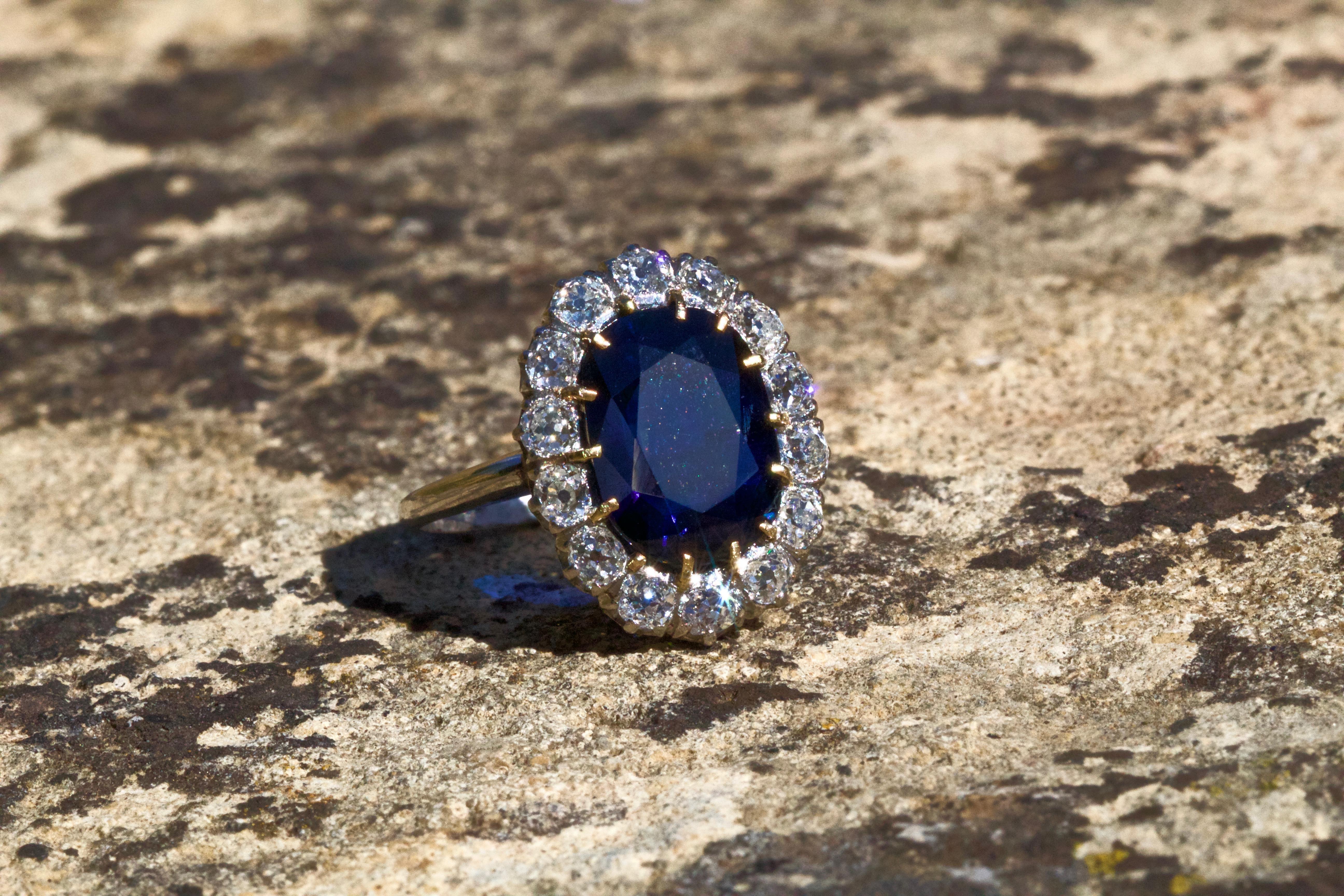 Edwardian Certified 4.88 Carat Sapphire and Diamond Platinum Cluster Ring In Excellent Condition In Chipping Campden, GB