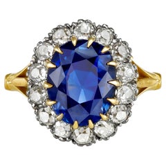 Anillo eduardiano de zafiro de Ceilán y diamantes en racimo coronado, inglés, hacia 1915