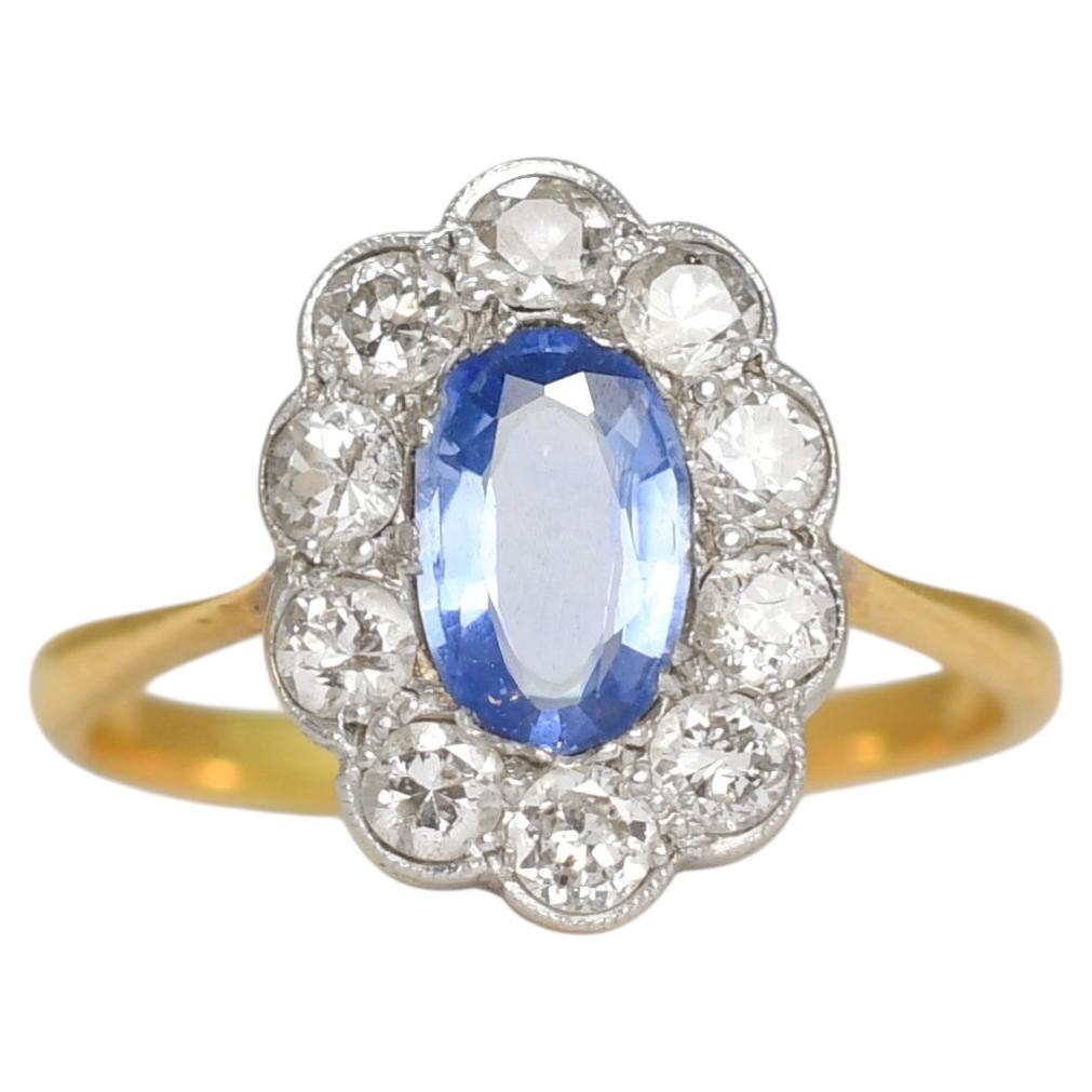 Bague édouardienne en or 18 carats, ornée d'un bouquet de marguerites en saphirs de Ceylan et diamants, vers 1910