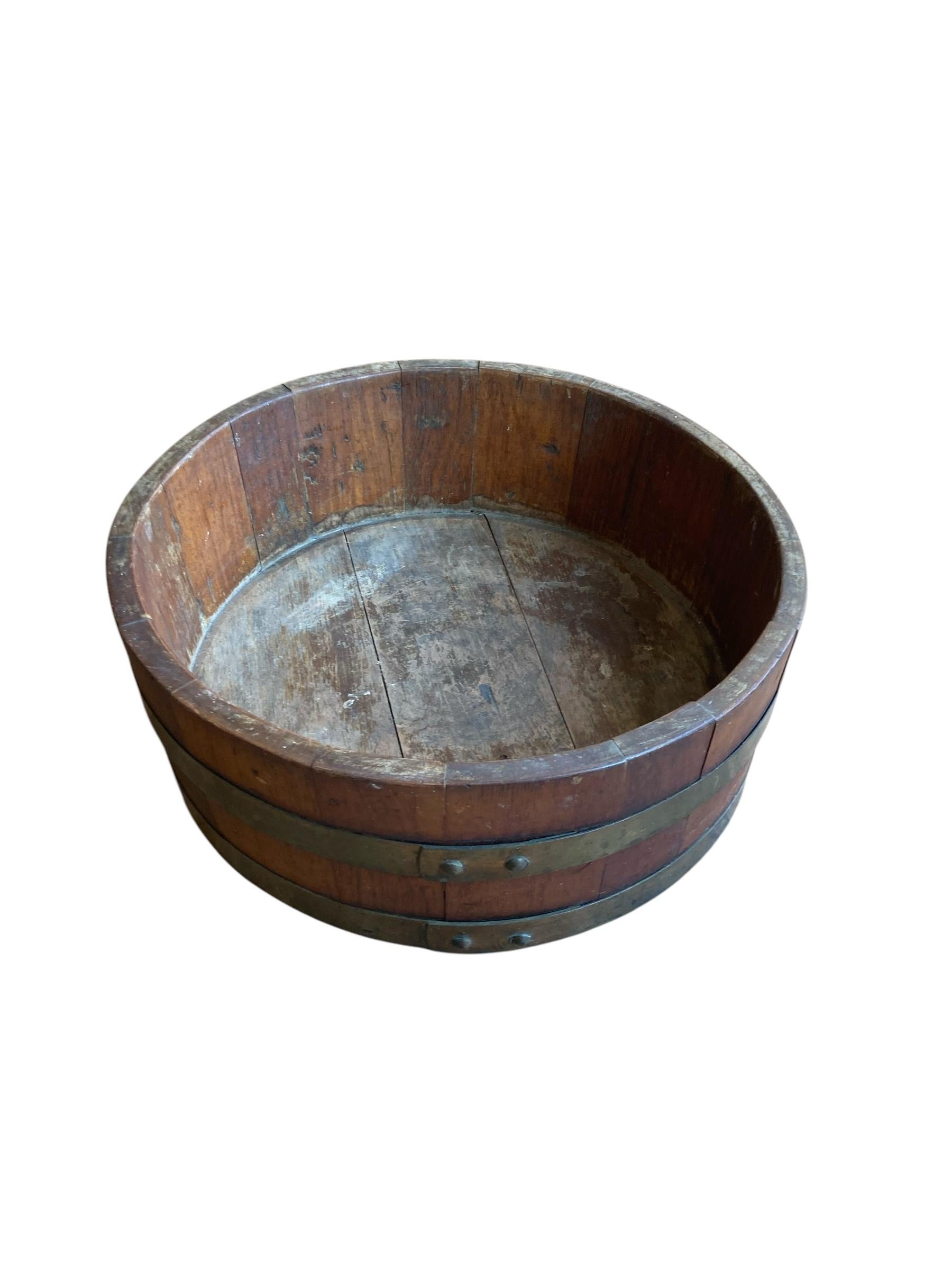 Baril à plantes en bois de châtaignier datant du début de l'époque édouardienne. Il porte un numéro de modèle enregistré qui indique que le fabricant est RA Lister and Co ou Champion and Co vers 1910. Deux cerceaux en laiton en état d'origine, belle
