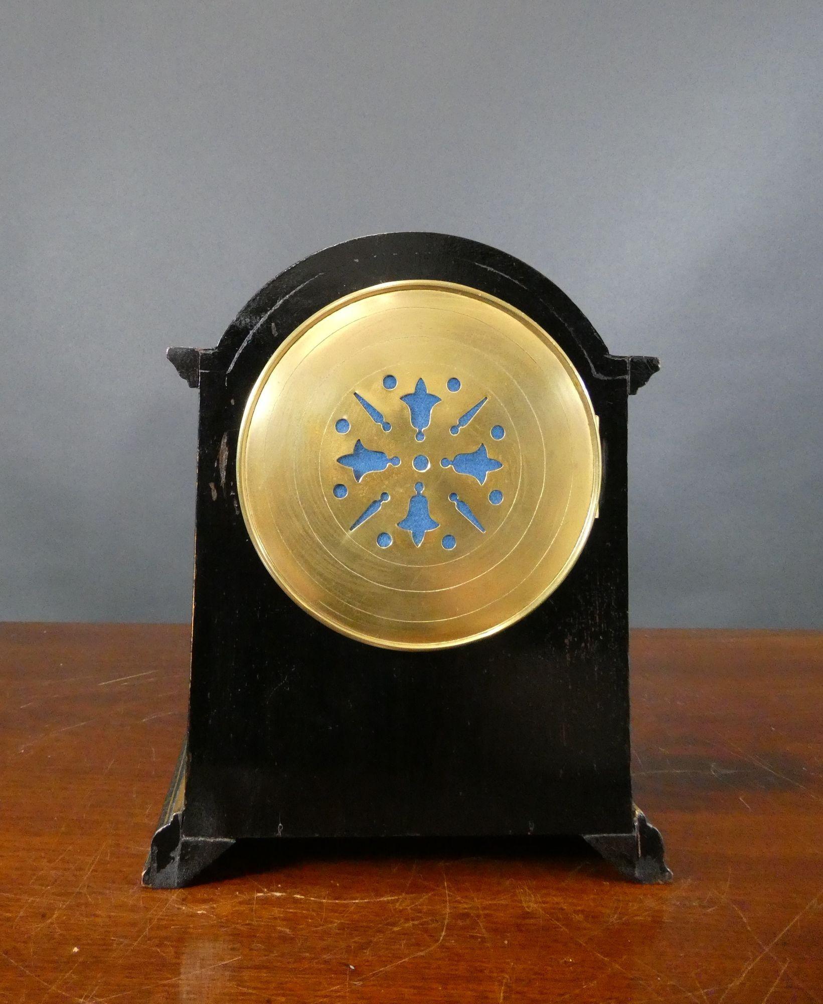 Edwardian Chinoiserie Decorated Striking Mantel Clock In Good Condition For Sale In Norwich, GB