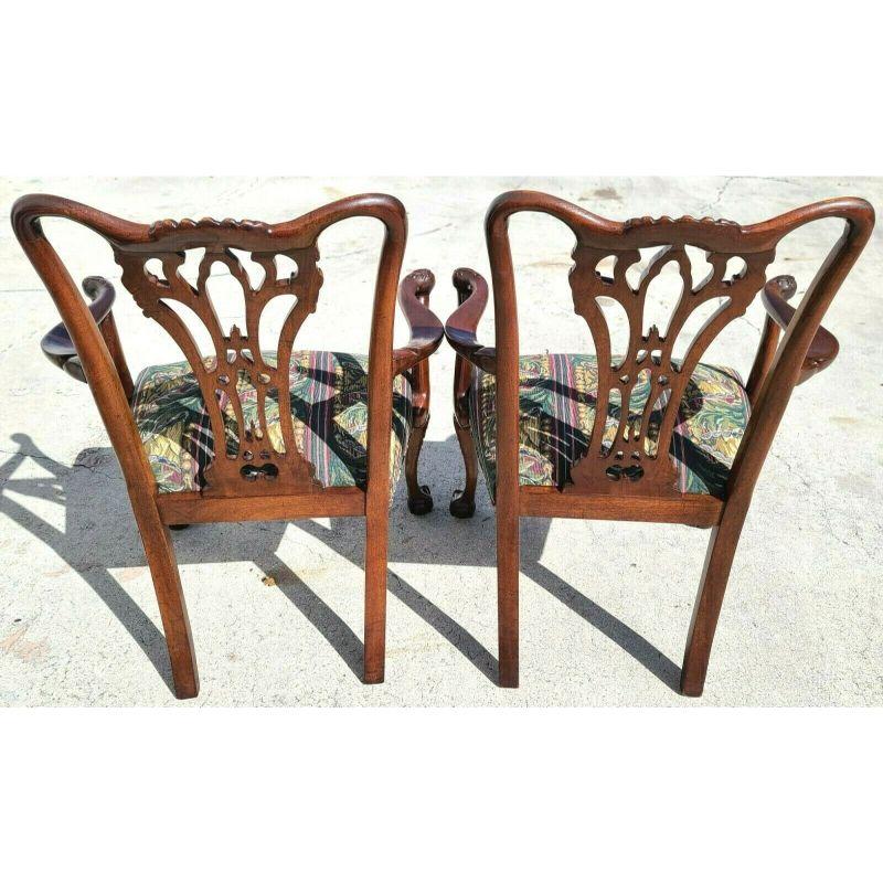 20ième siècle Paire de fauteuils Chippendale édouardiens en acajou avec boules et griffes en vente