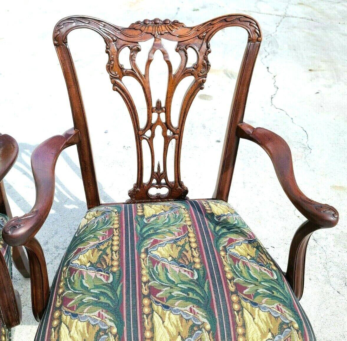 Acajou Paire de fauteuils Chippendale édouardiens en acajou avec boules et griffes en vente