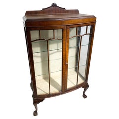 Edwardian Chippendale Bow Front Display Cabinet mit Ball & Claw Feet, um 1910