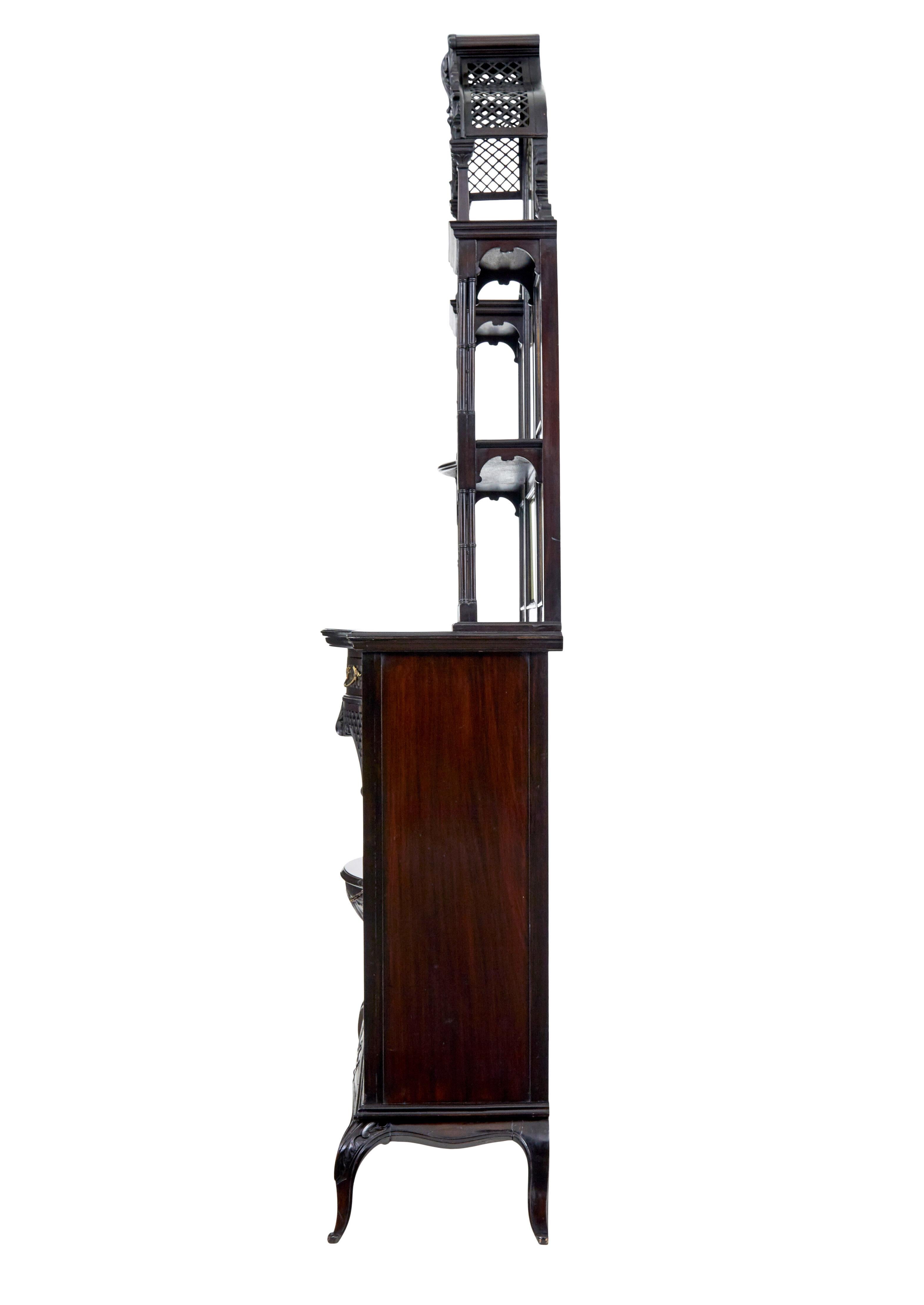 Armario eduardiano de caoba tallada de renacimiento chippendale Chippendale chino en venta