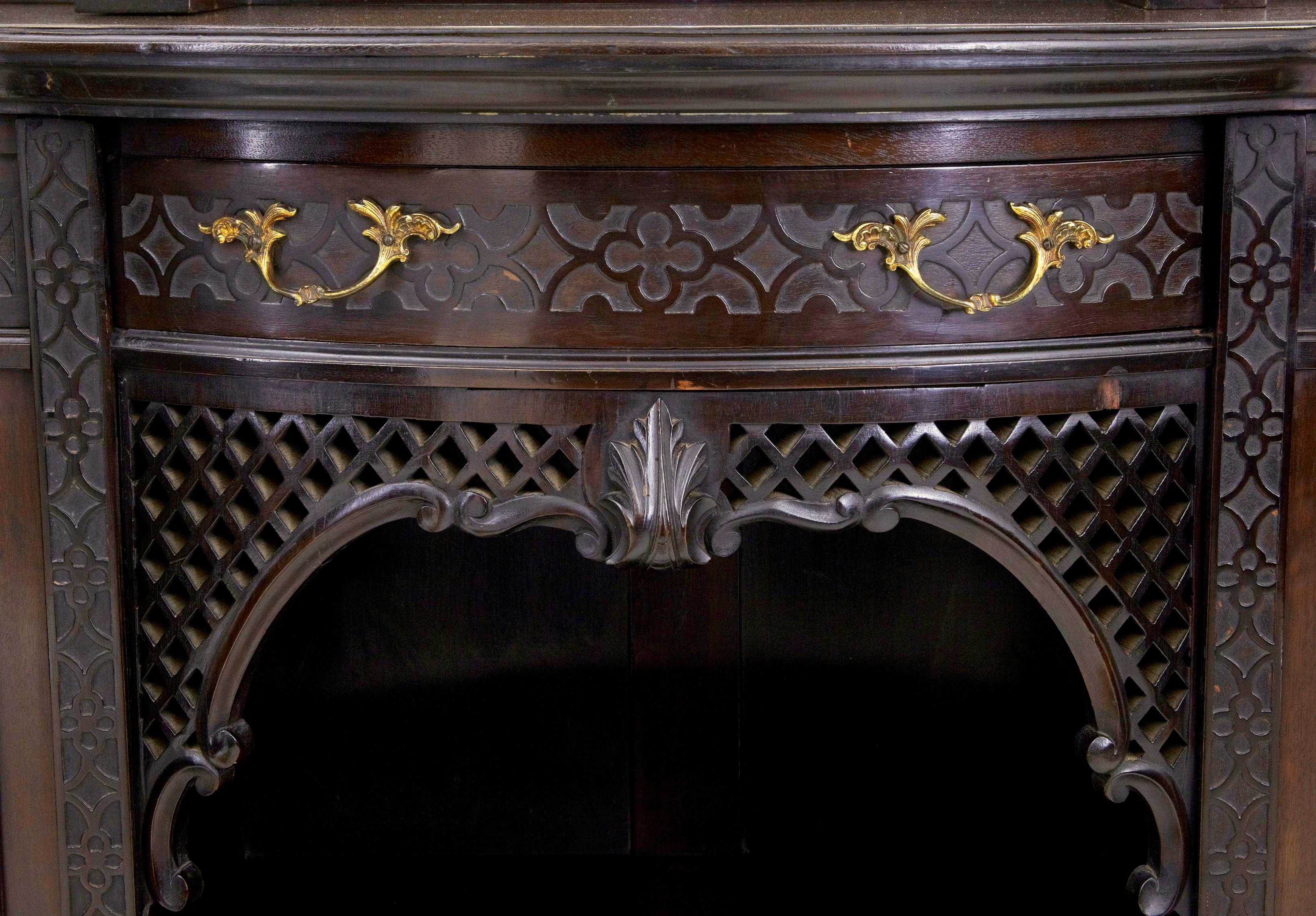 Geschnitzter Mahagoni-Schrank im Edwardianischen Chippendale-Revival-Stil (20. Jahrhundert) im Angebot