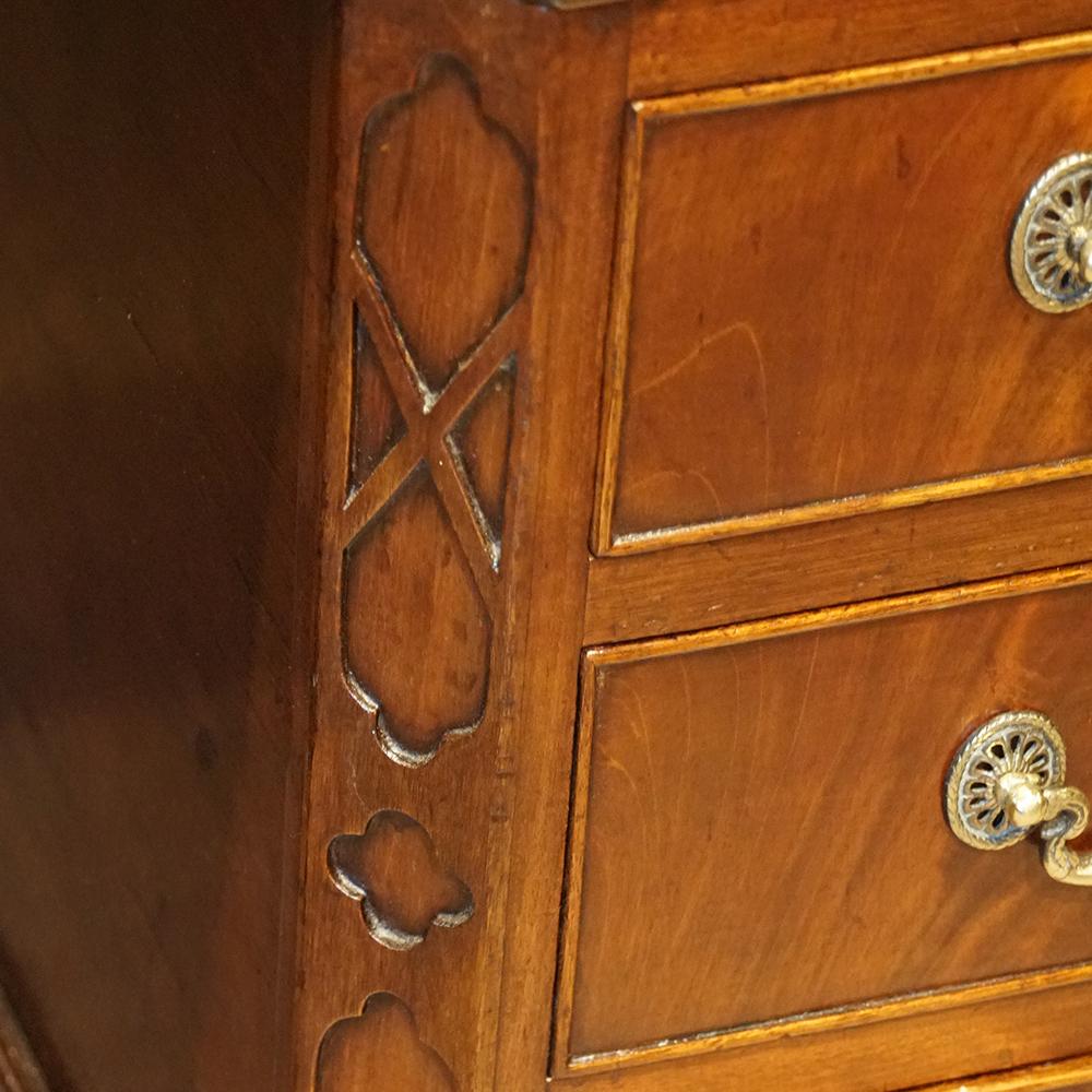
Schreibtisch im edwardianischen Chippendale-Stil mit Sockel
Dieser edwardianische Sockelschreibtisch im Chippendale-Stil wurde um 1900 hergestellt.

Ein prächtiger Schreibtisch dieser Art verleiht einem Raum oder Büro ein Gefühl von Größe und
