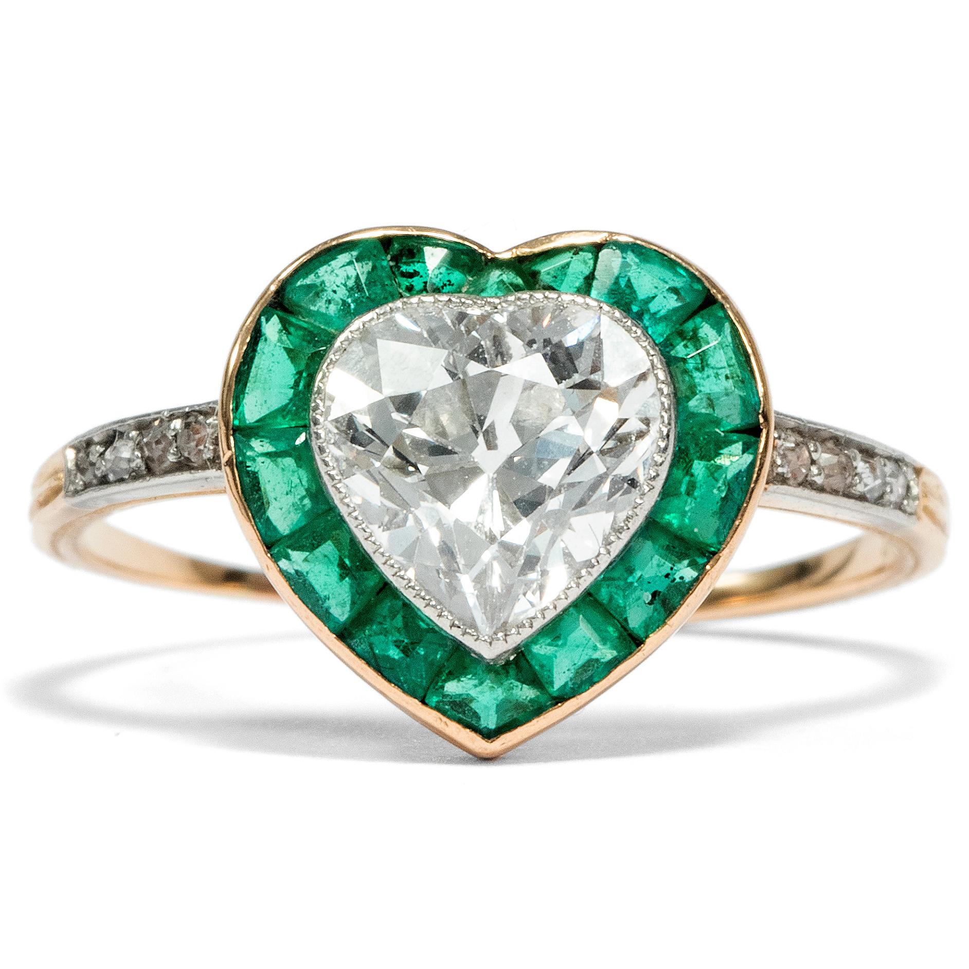 This ring shows us all the fineness and precision of Edwardian craftsmanship: there are the calibré-cut emeralds, which are made to frame the ring face seamlessly; there are the platinum diamond settings, which hold the diamonds without tainting