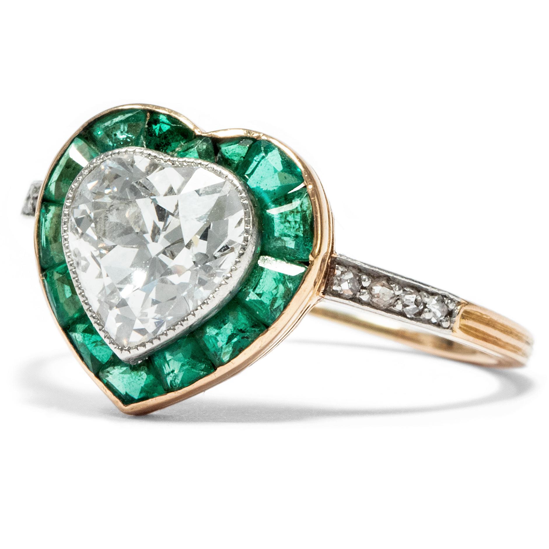 Edwardian circa 1910, 1.0 Carat Heart Cut Diamond Emerald 18 Karat Gold Ring In Excellent Condition In Berlin, Berlin