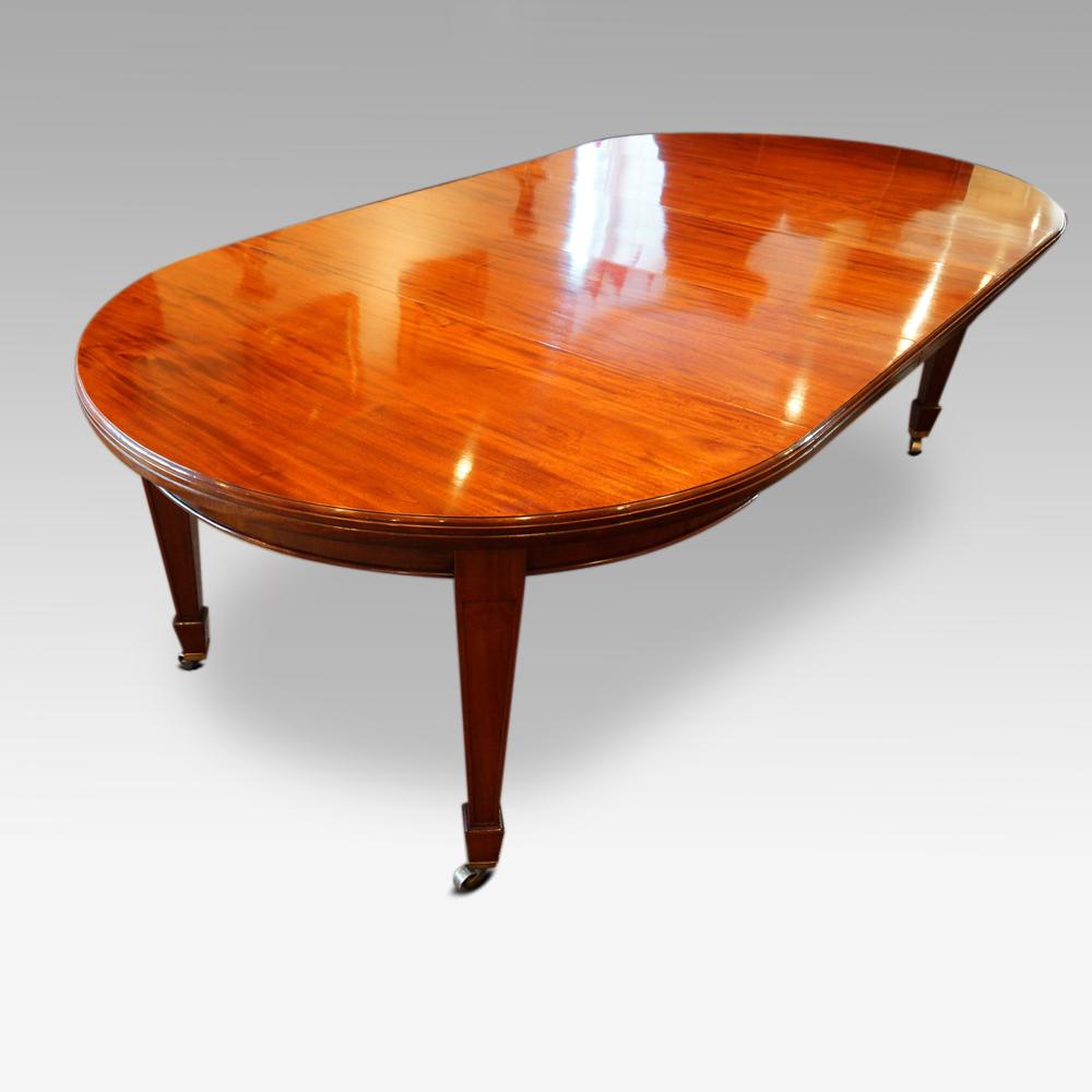 Early 20th Century Edwardian circular mahogany dining table