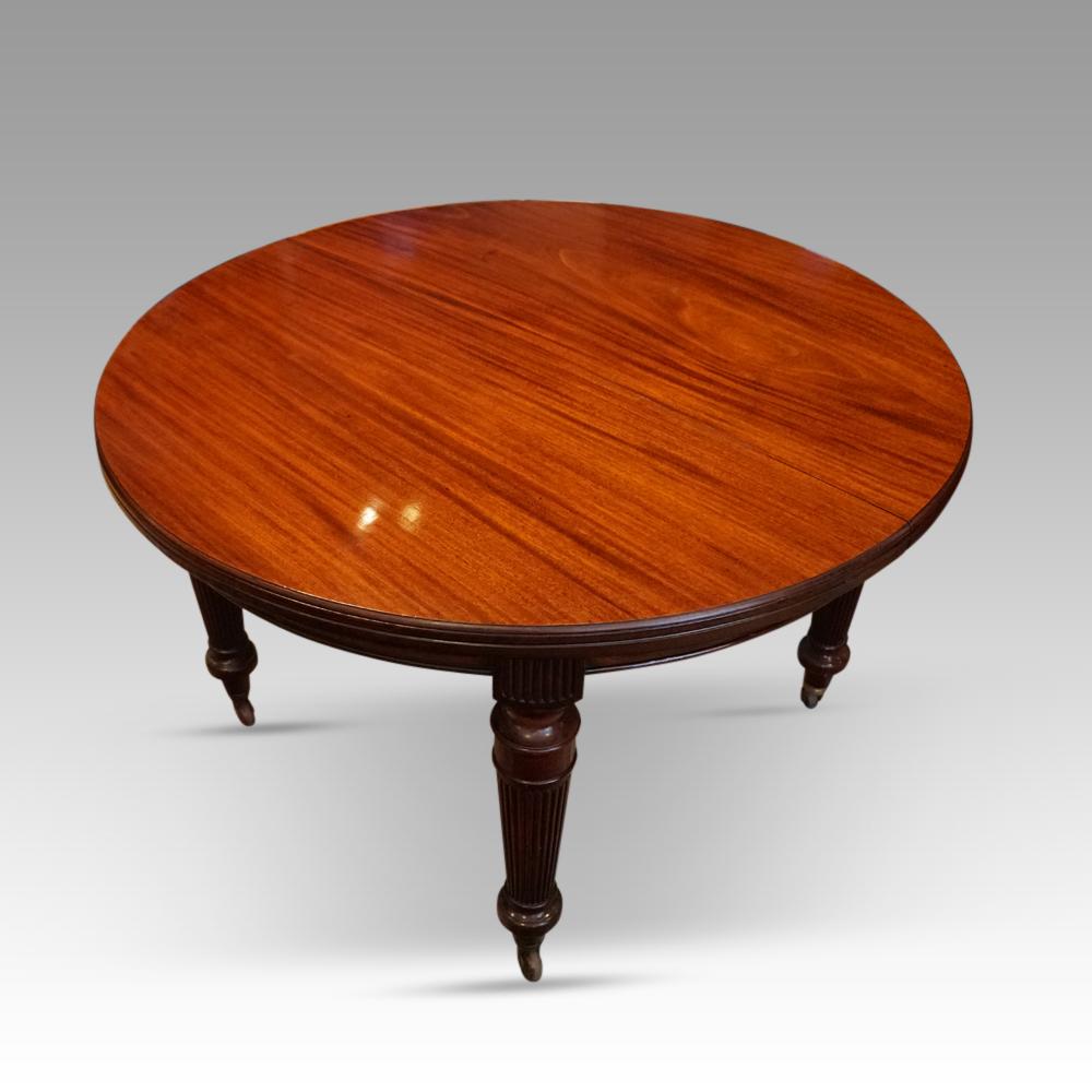 English Edwardian circular mahogany extending dining table