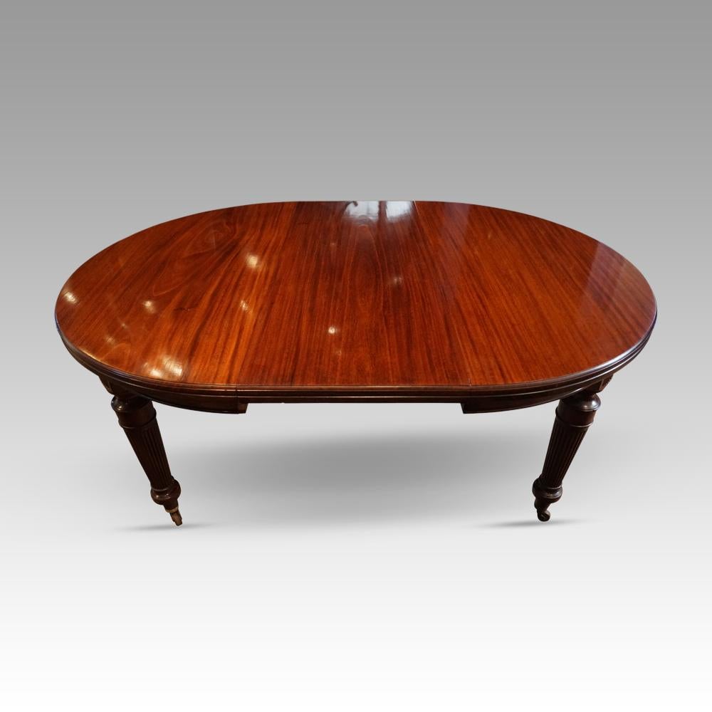 Early 20th Century Edwardian circular mahogany extending dining table