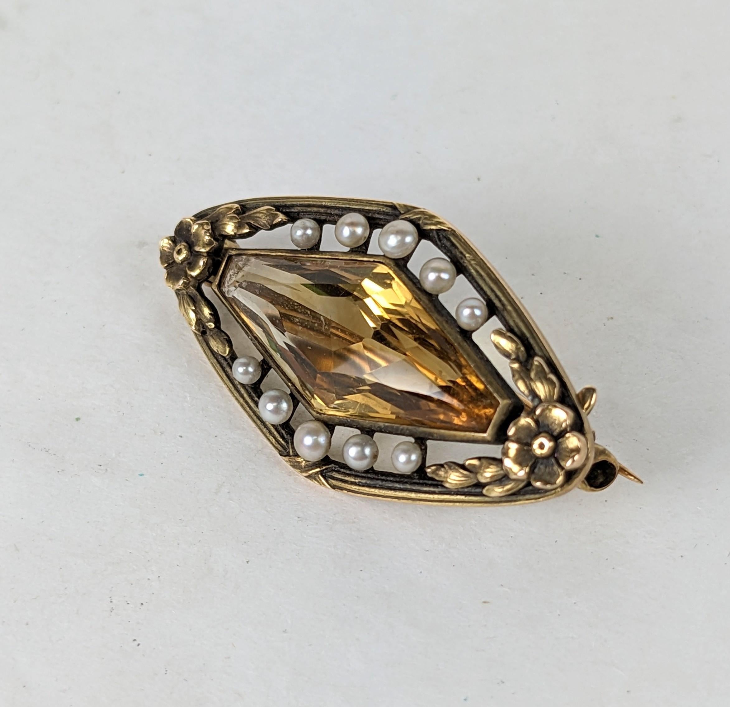 Ravissante broche édouardienne en citrine, perle et or vert 14k du début des années 1900. Une citrine de taille fantaisie est encadrée par des perles naturelles graduées et un entourage néoclassique. 
NJ Maker, Signé 1.25