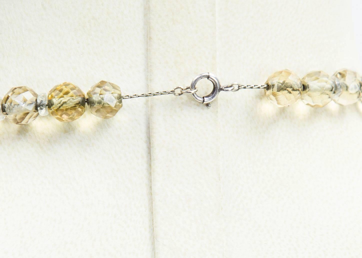 Magnifique coupe à facettes finement détaillée Sparkling  Collier de perles de citrine suspendu à un exquis pendentif en forme de chardon et de vigne, serti d'une citrine Marquis taillée à facettes. Le collier mesure environ 17