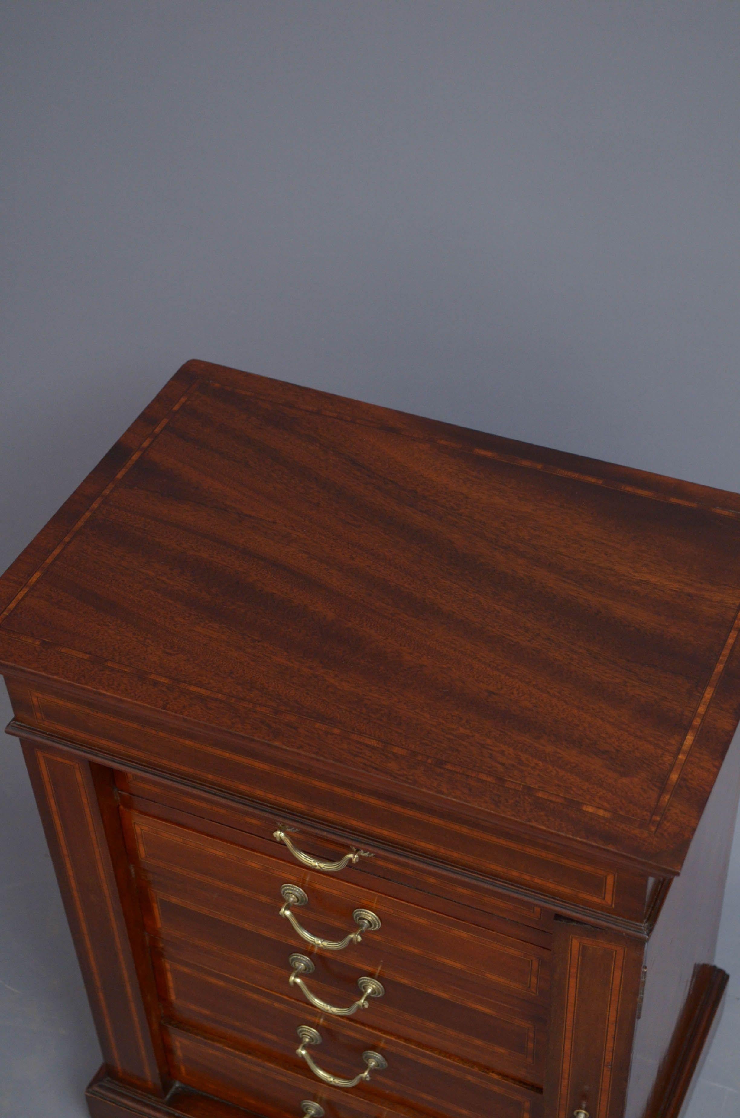 Sn5192 Edwardian mahogany miniature Wellington chest or apprentice Wellington chest, having figured mahogany and inlaid top above five mahogany lined and graduated drawers, all fitted with original brass handles and flanked by locking bar with