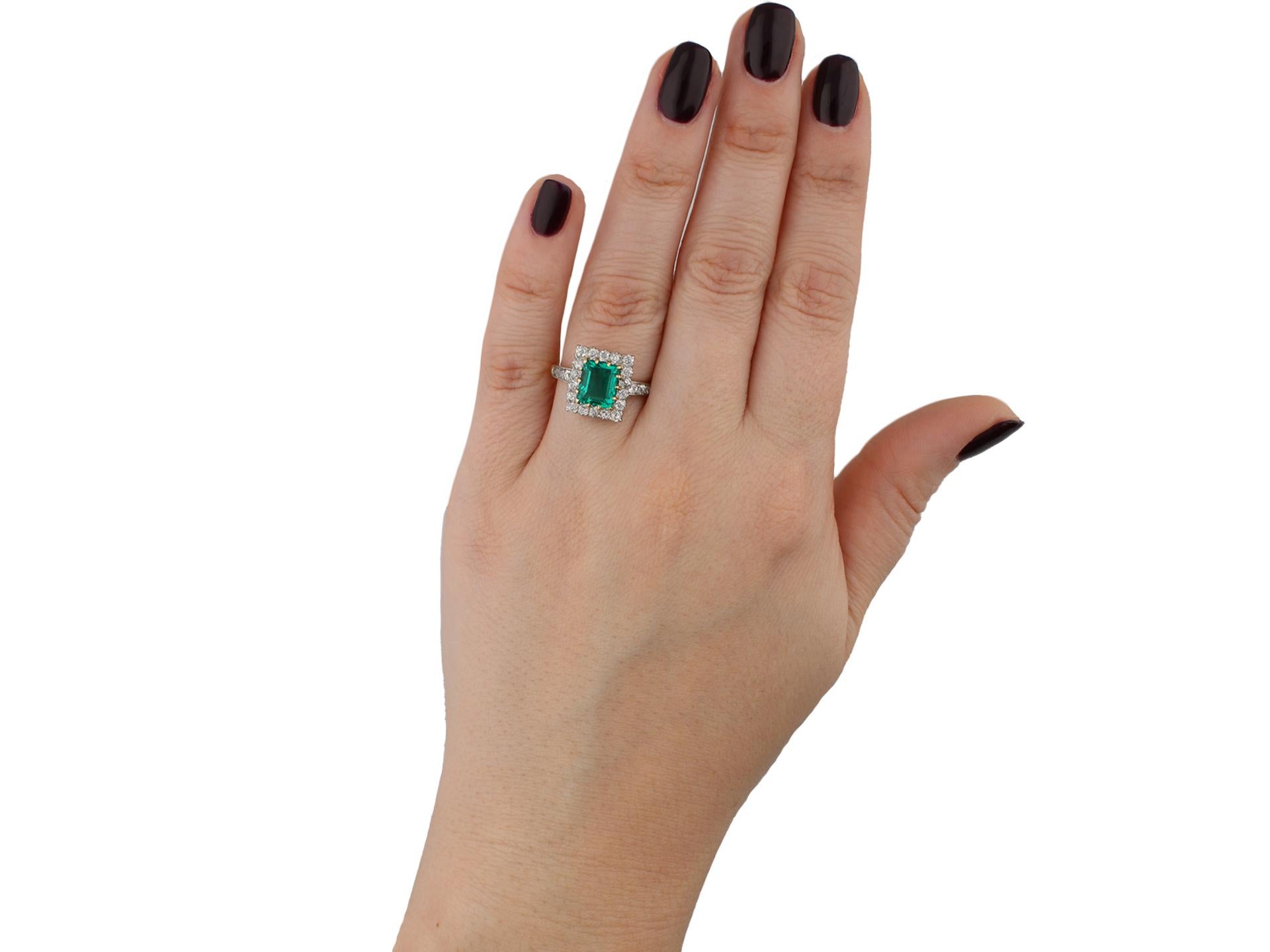 No Oil Edwardian Colombian Emerald and Diamond Cluster Ring, circa 1910 In Good Condition For Sale In London, GB