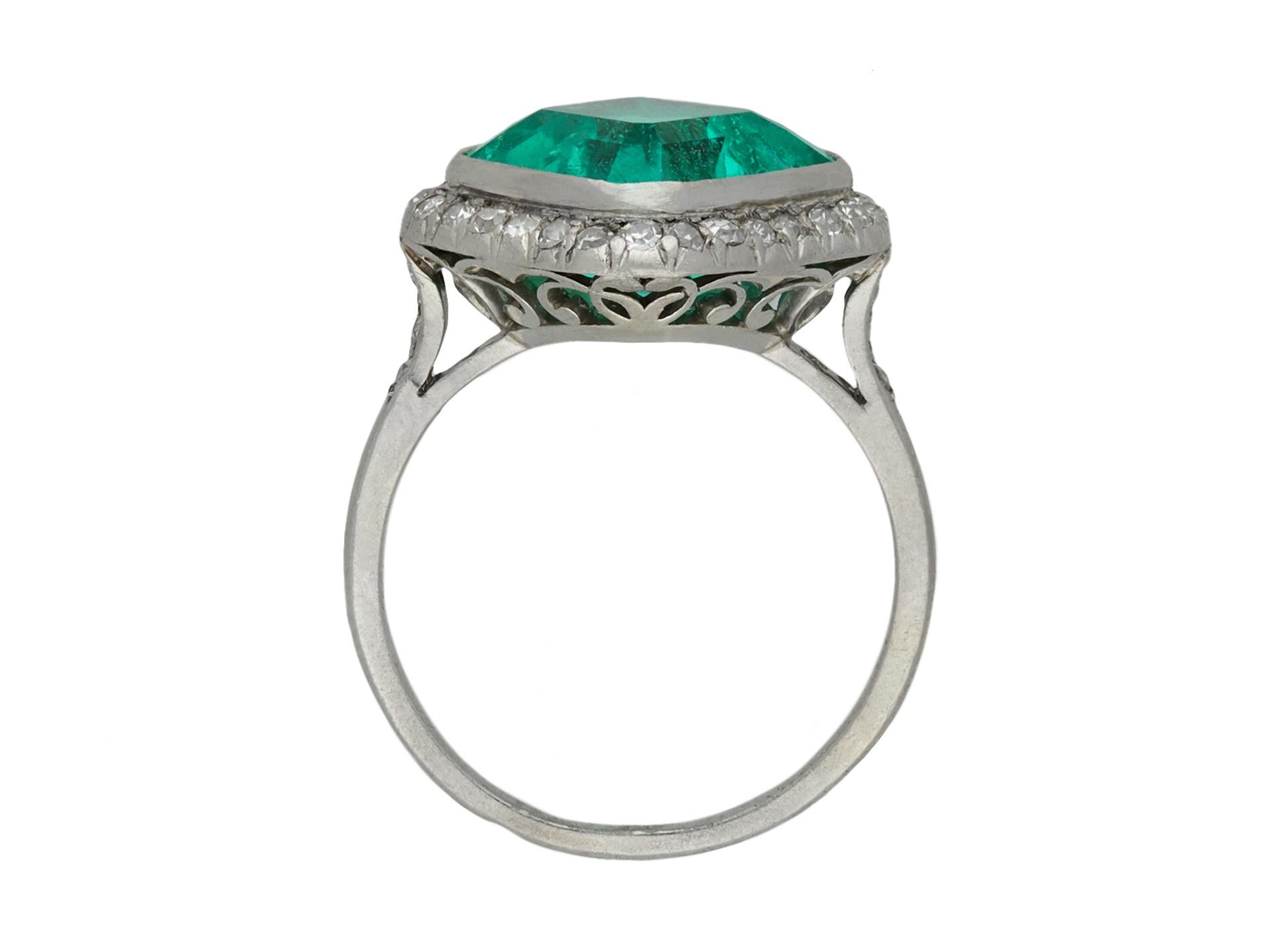 Edwardianischer Smaragd- und Diamantenring mit Krönchen, französisch, um 1910 (Smaragdschliff) im Angebot