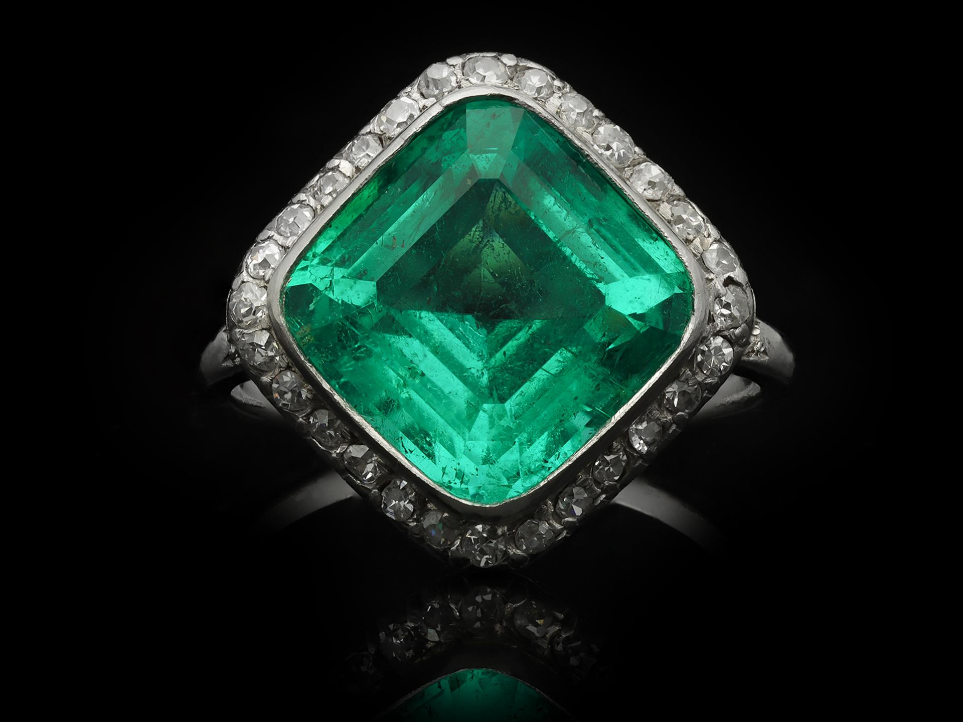 Emerald Cut Edwardian Colombian Emerald and Diamond Coronet Cluster Ring, French, circa 1910 For Sale