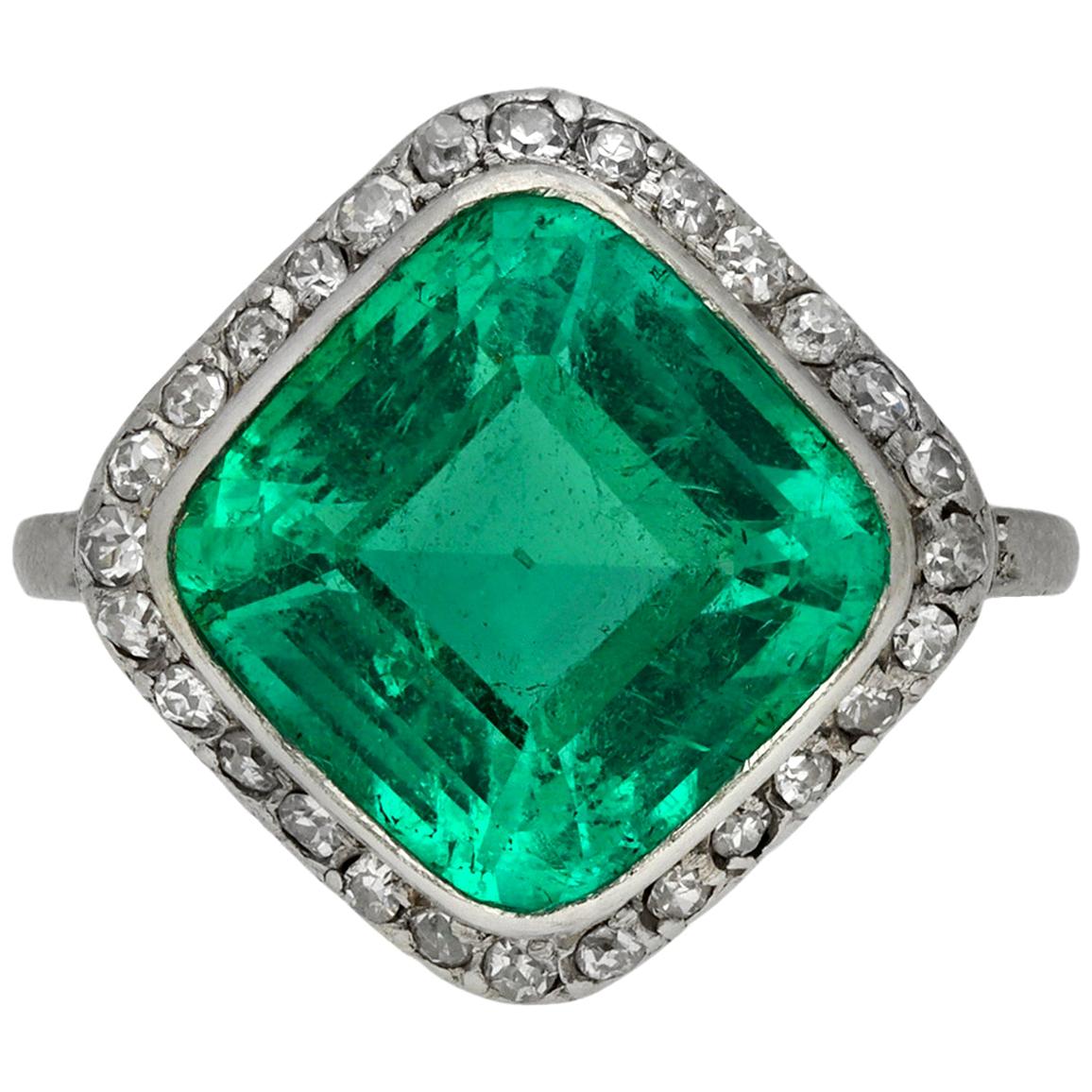 Edwardianischer Smaragd- und Diamantenring mit Krönchen, französisch, um 1910 im Angebot