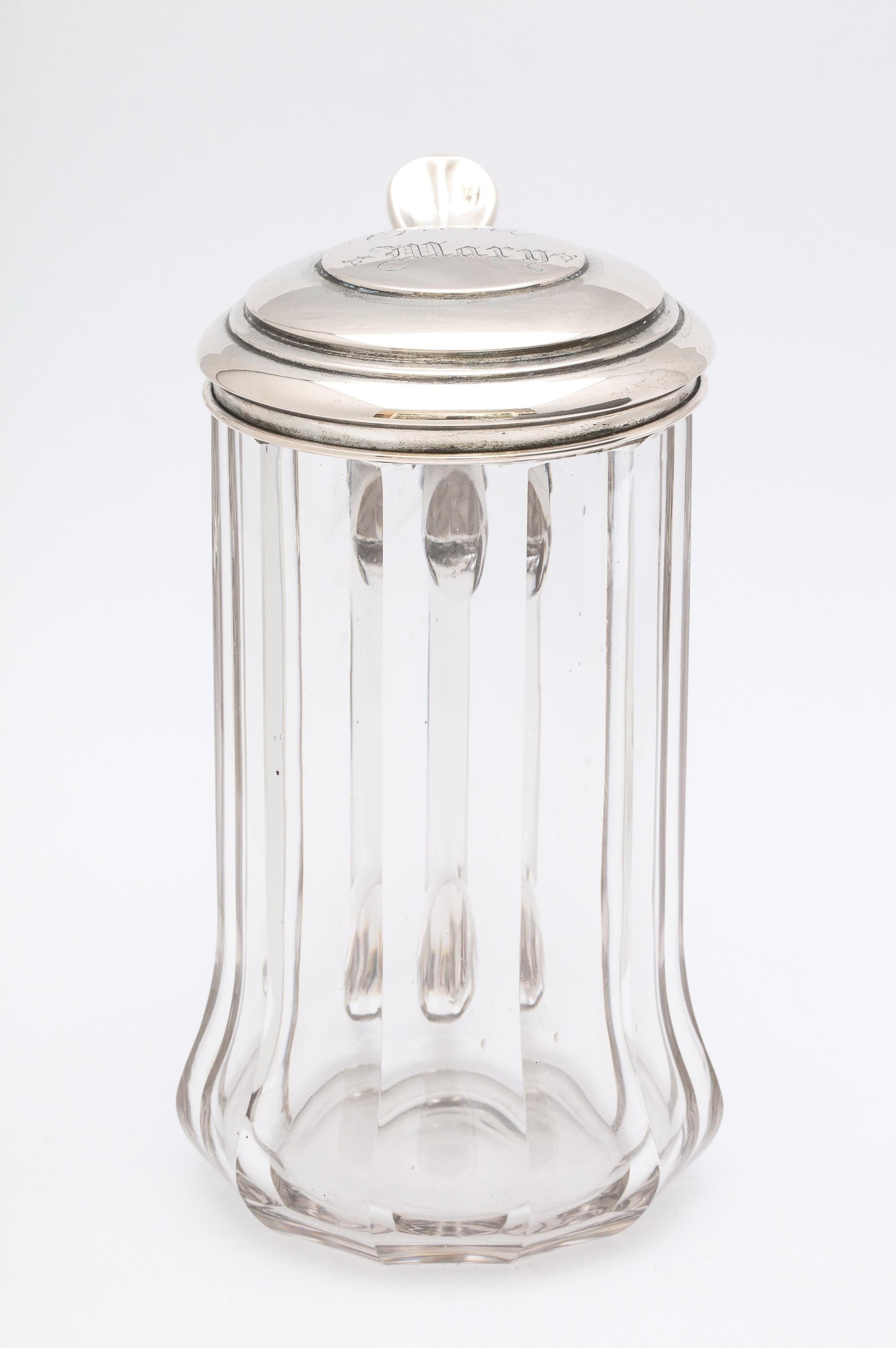 Stein à boire édouardien, (non marqué, mais testé) en argent continental (.800) - monté sur panneau en verre taillé avec couvercle à charnière, européen, vers 1910. Le couvercle est gravé : Prosit Mary (À ta santé Marie) en caractères vieil anglais.