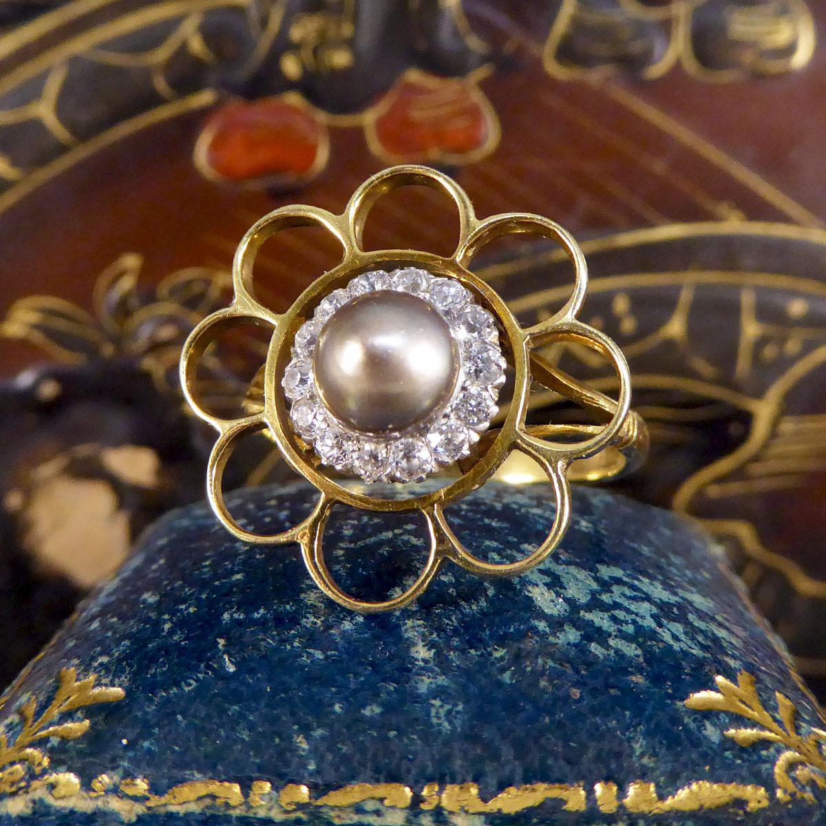 Verwandter grauer Perlen- und Diamant-Cluster-Ring mit Blume aus 18 Karat Gold im viktorianischen Stil im Angebot 4