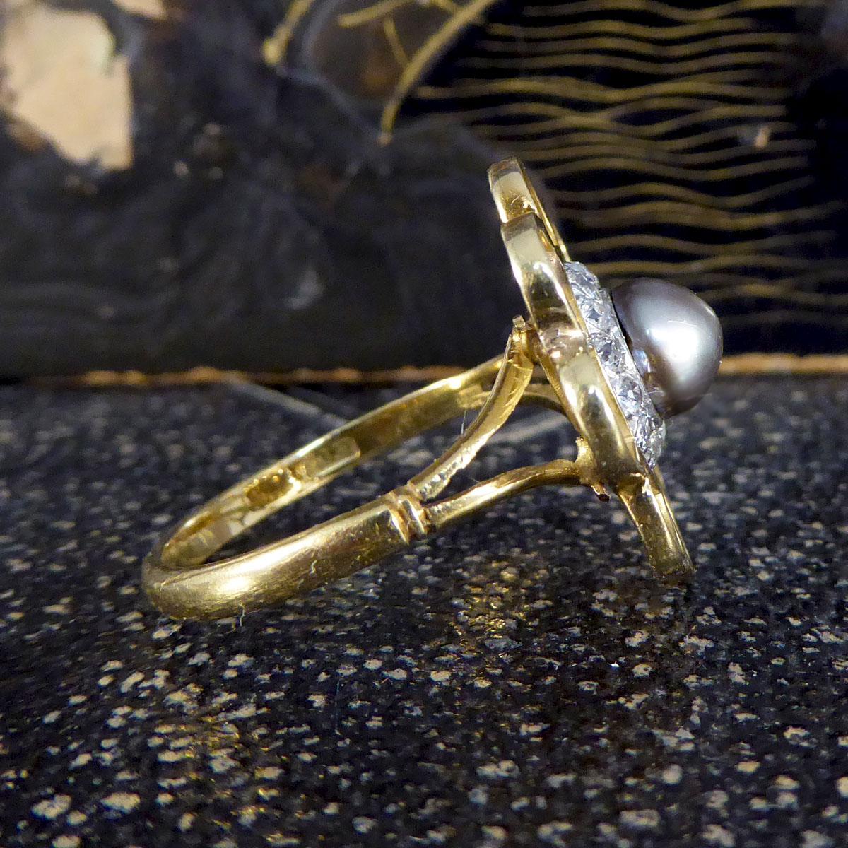 Verwandter grauer Perlen- und Diamant-Cluster-Ring mit Blume aus 18 Karat Gold im viktorianischen Stil (Edwardian) im Angebot