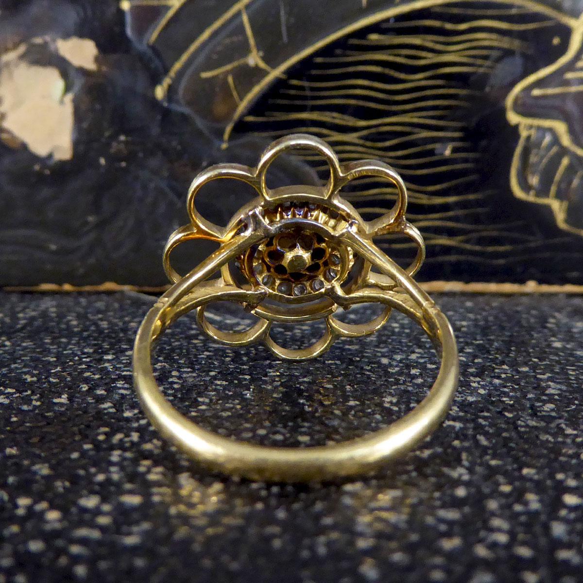 Verwandter grauer Perlen- und Diamant-Cluster-Ring mit Blume aus 18 Karat Gold im viktorianischen Stil (Alteuropäischer Schliff) im Angebot