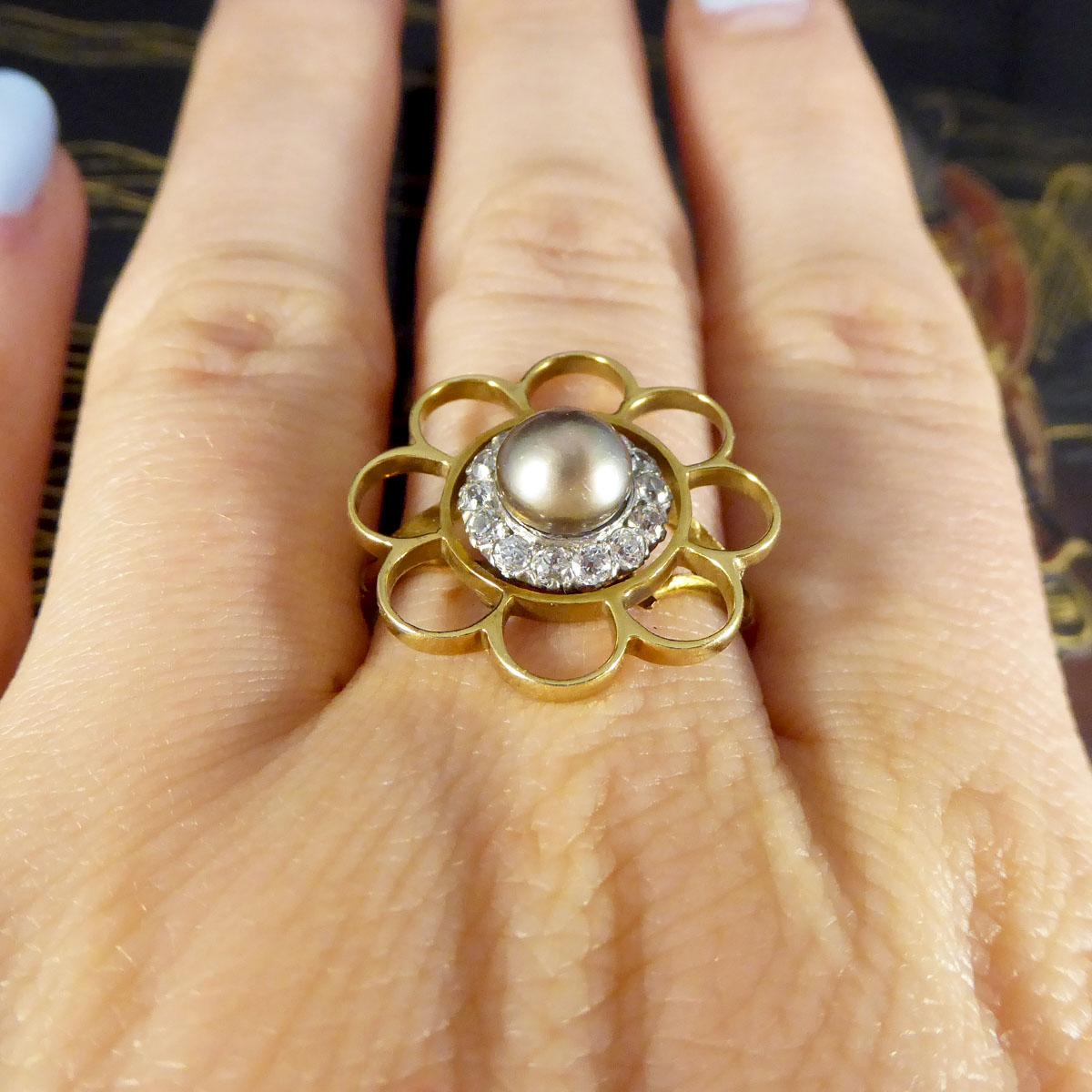 Verwandter grauer Perlen- und Diamant-Cluster-Ring mit Blume aus 18 Karat Gold im viktorianischen Stil im Angebot 1