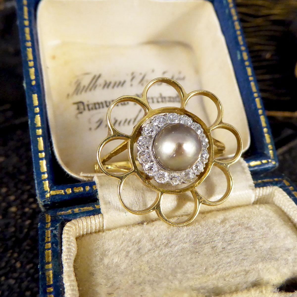 Verwandter grauer Perlen- und Diamant-Cluster-Ring mit Blume aus 18 Karat Gold im viktorianischen Stil im Angebot 2