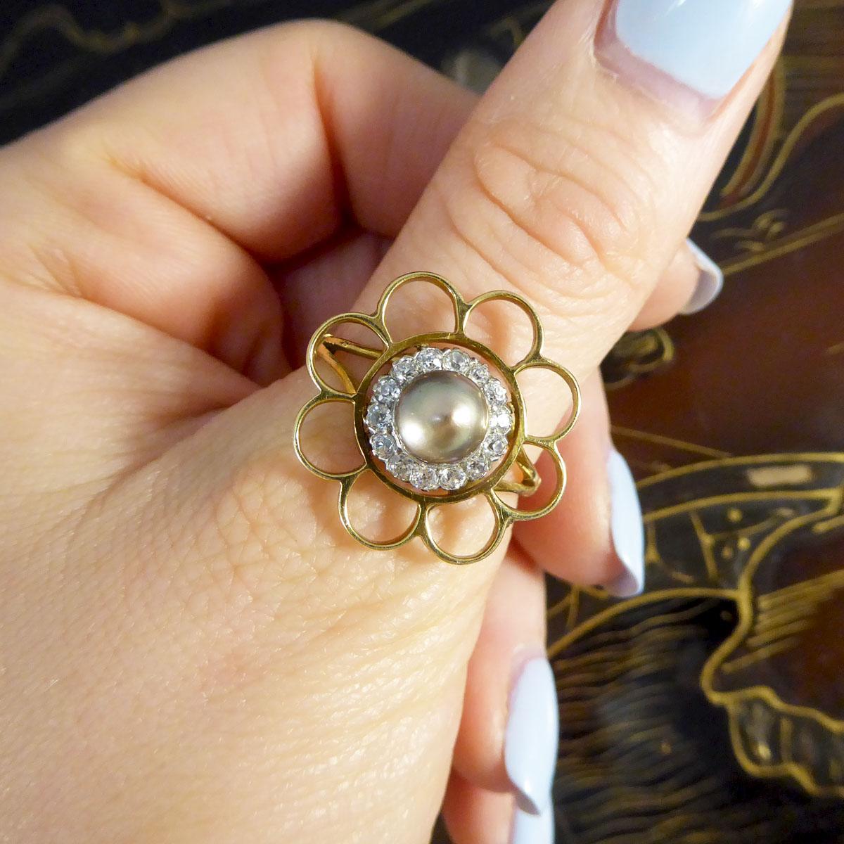 Verwandter grauer Perlen- und Diamant-Cluster-Ring mit Blume aus 18 Karat Gold im viktorianischen Stil im Angebot 3